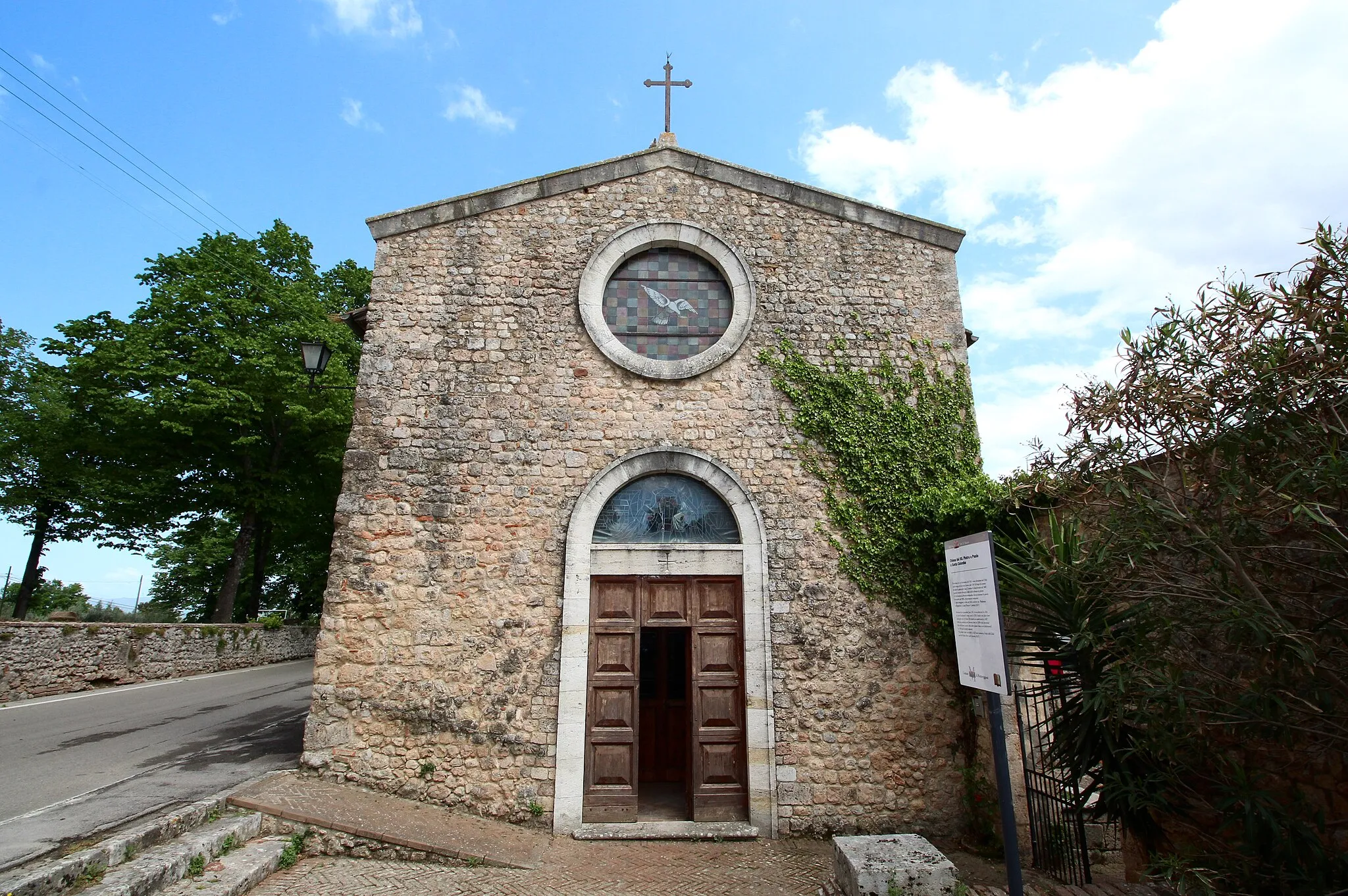 Photo showing: Church Santi Pietro e Paolo, 12th Century, Santa Colomba, hamlet of Monteriggioni, Province of Siena, Tuscany, Italy