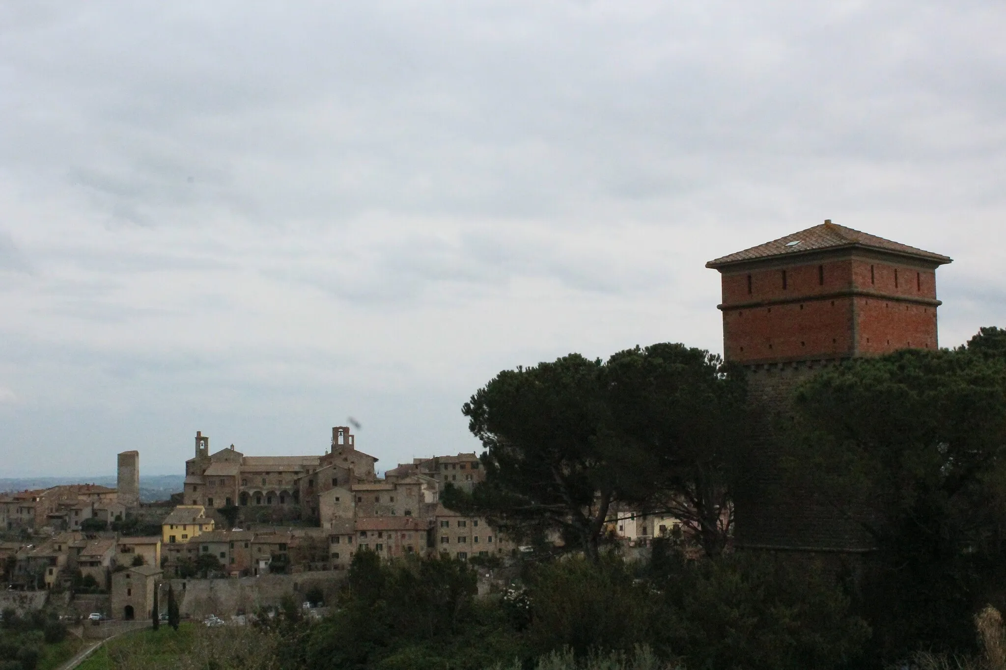Photo showing: Central Tower of the Fortezza Medicea, just outside the city center of Lucignano, Valdichiana, Province of Arezzo, Tuscany, Italy
(left side: Panorama of Lucignano with Torre delle Monache and the gate Porta Murata)
