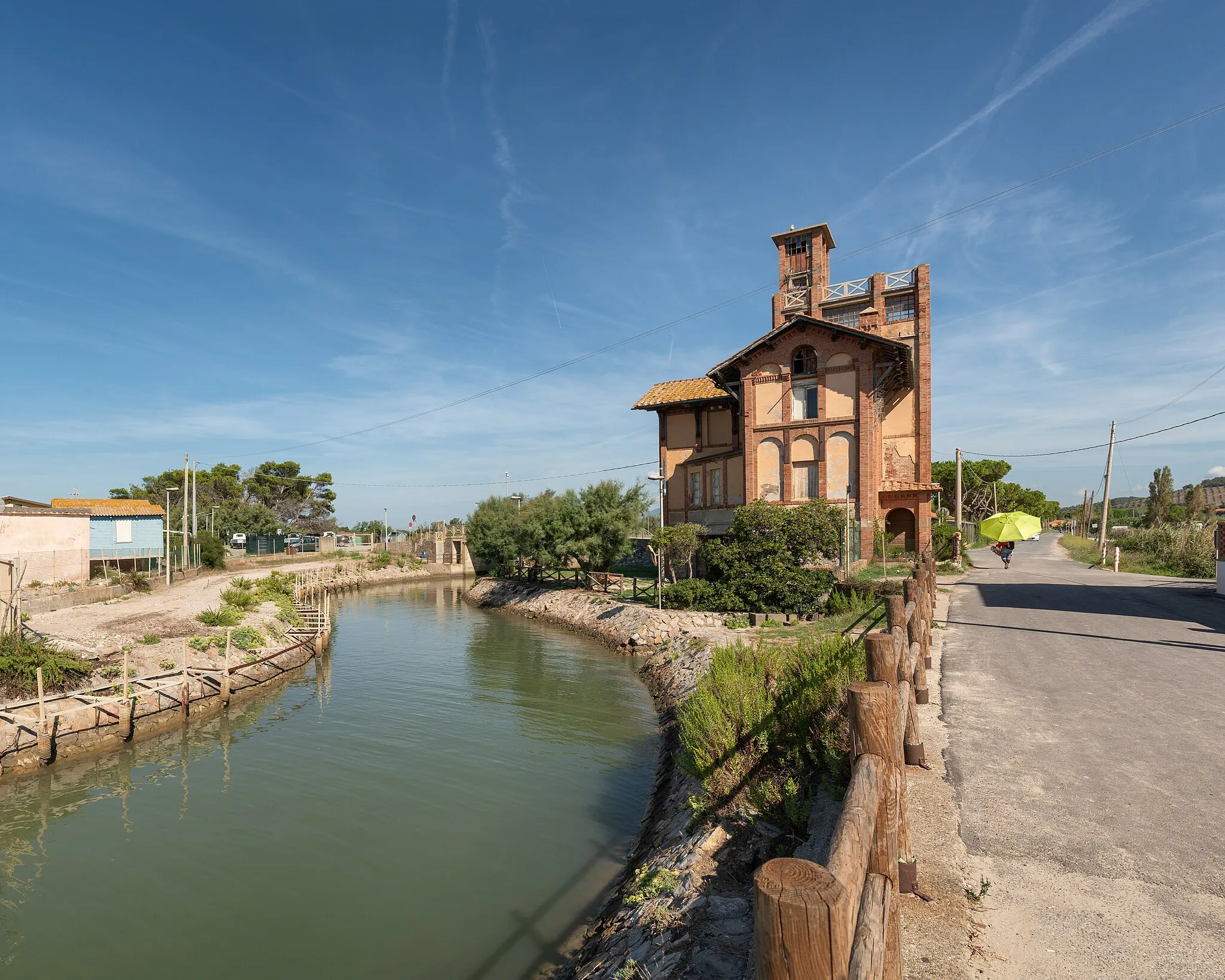 Photo showing: Fosso della Valnera e Strada Comunale 9 - Carbonifera, Piombino, Italia