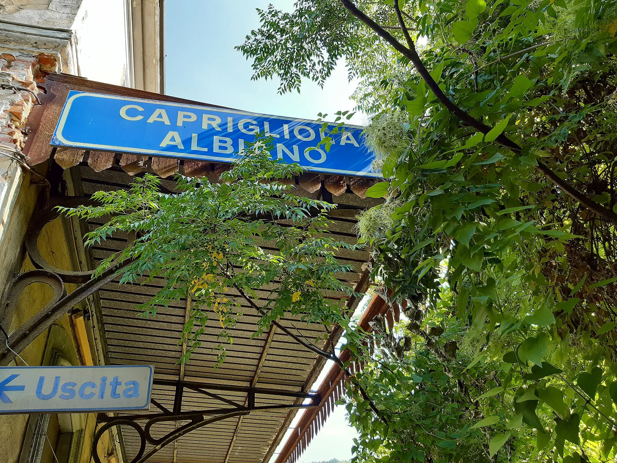 Photo showing: Former Caprigliola-Albiano railway station sign