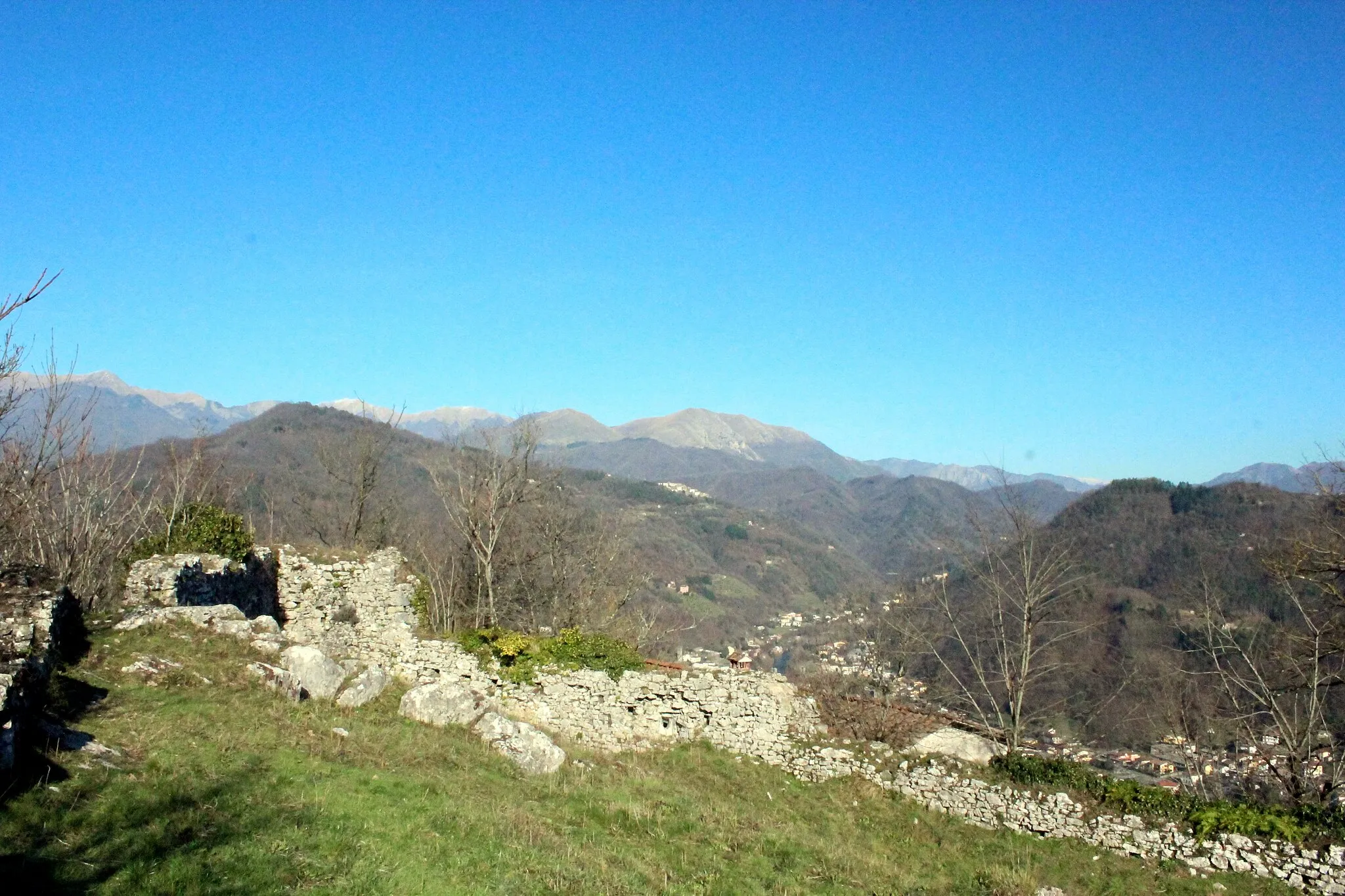 Photo showing: Castle Ruin of the Rocca di Mozzano in Rocca, hamlet of Borgo a Mozzano, Province of Lucca, Tuscany, Italy