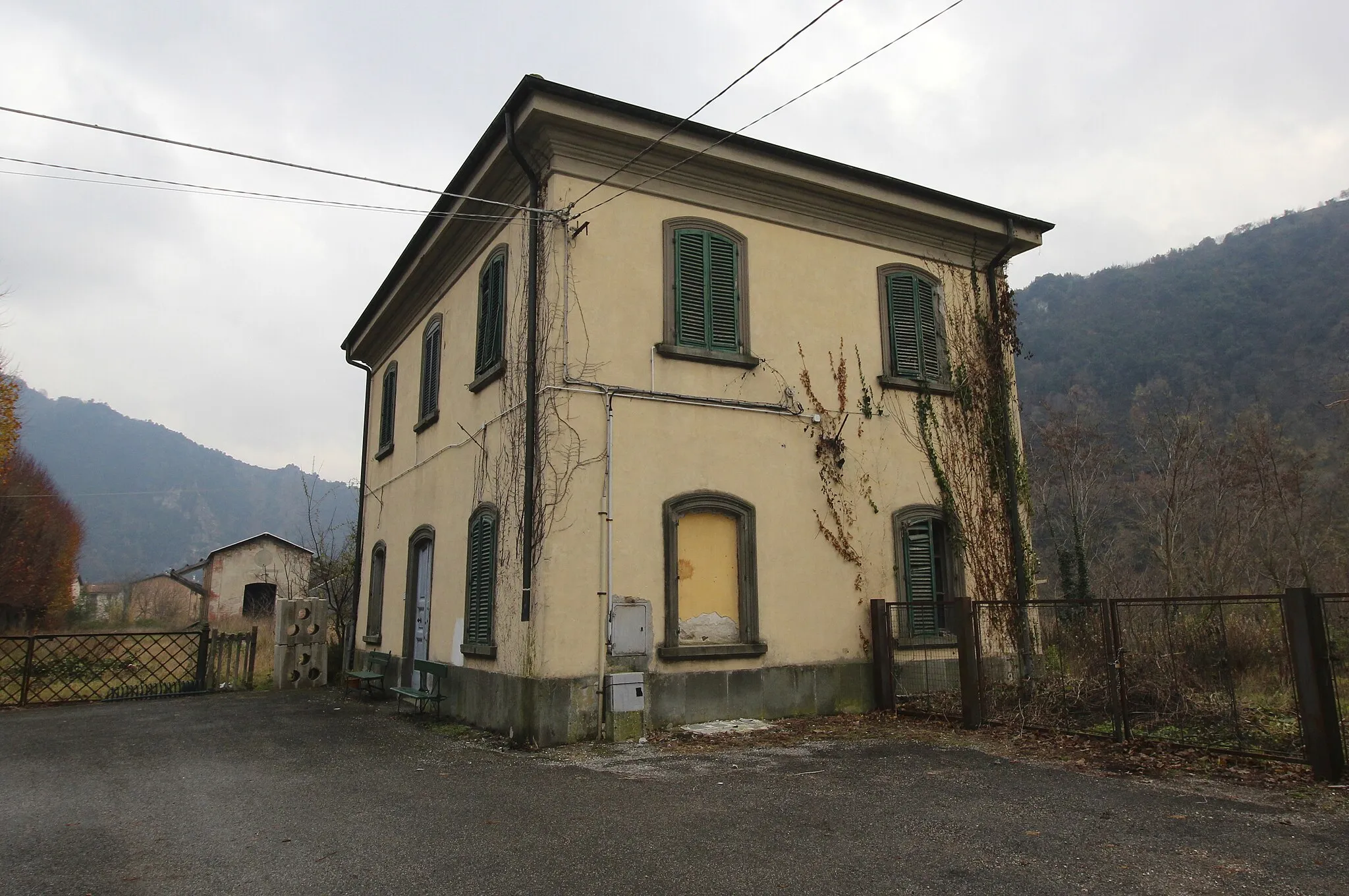 Photo showing: former train station of Piaggione, hamlet of Lucca, Tuscany, Italy