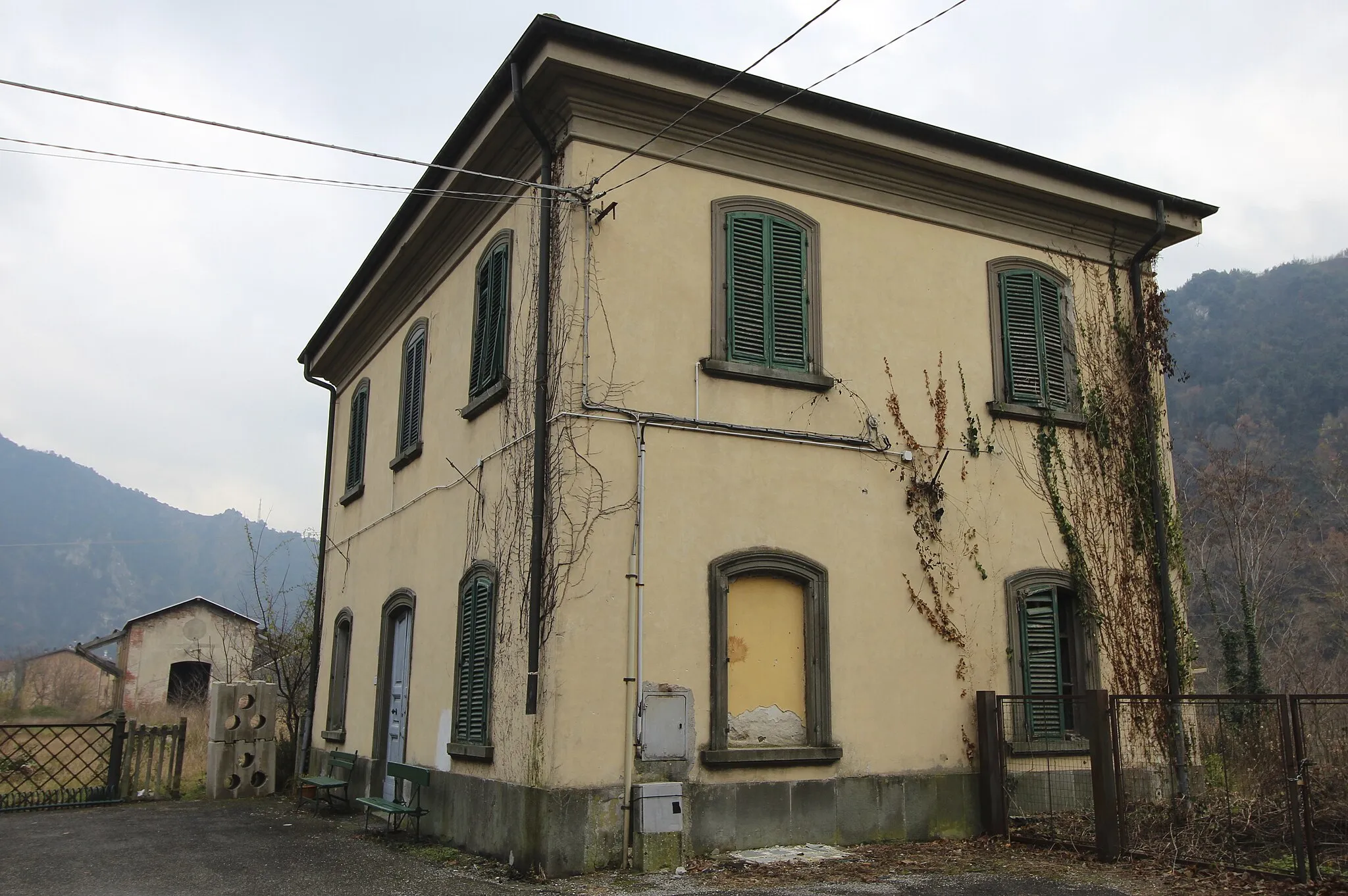 Photo showing: former train station of Piaggione, hamlet of Lucca, Tuscany, Italy