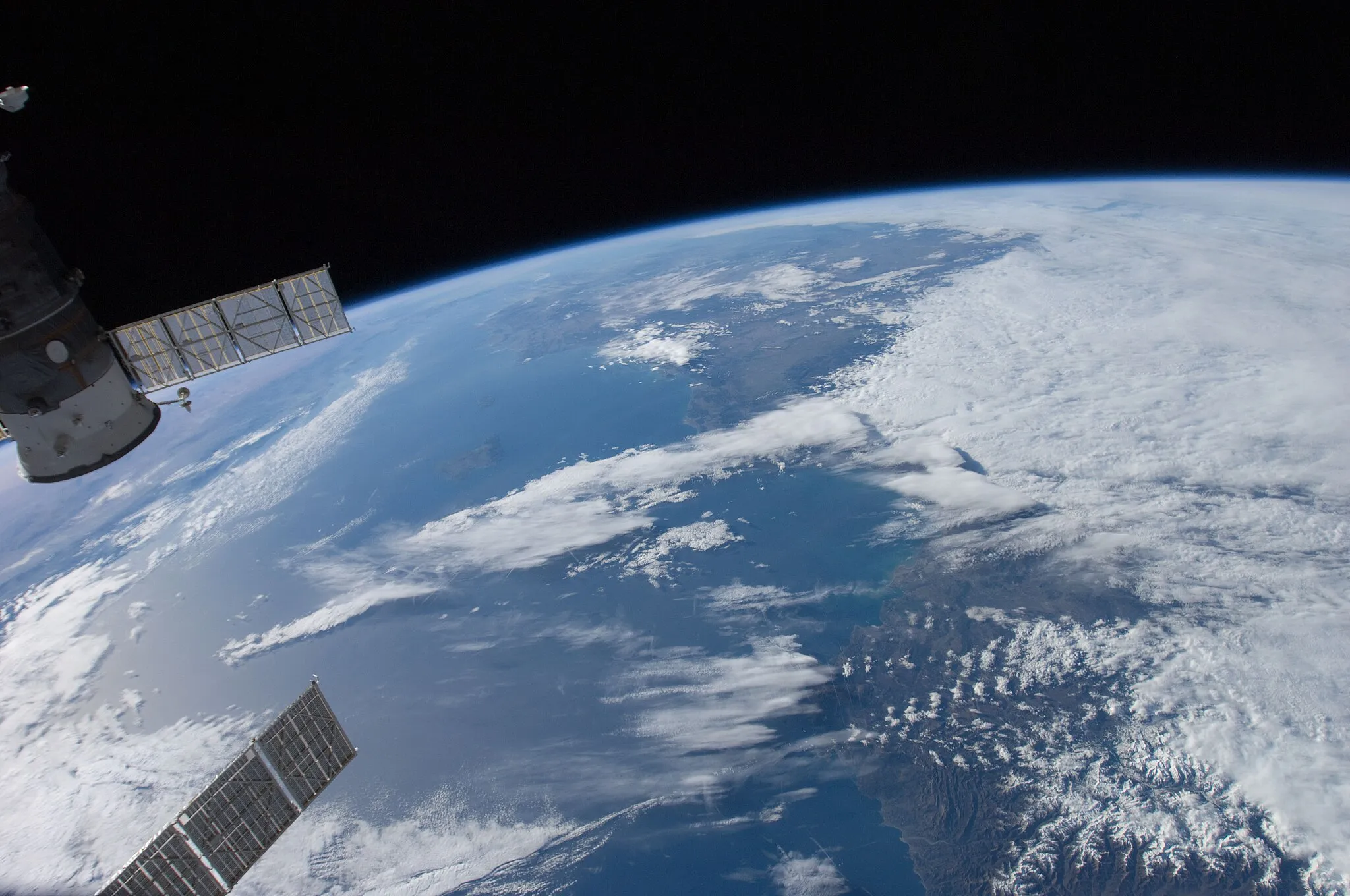 Photo showing: View of Earth taken during ISS Expedition 30.