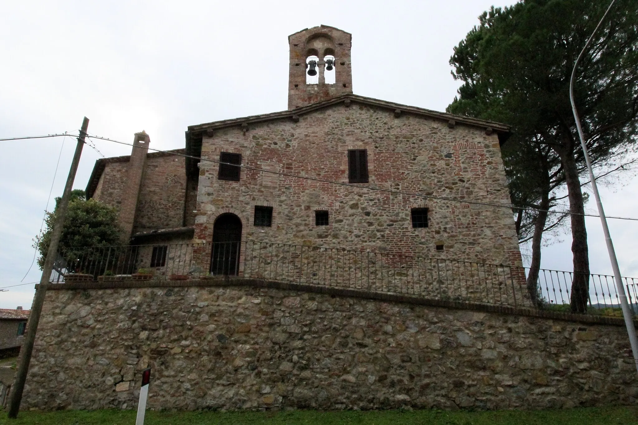 Photo showing: Church Santi Pietro e Paolo, Montepescini, hamlet of Murlo, Province of Siena, Tuscany, Italy