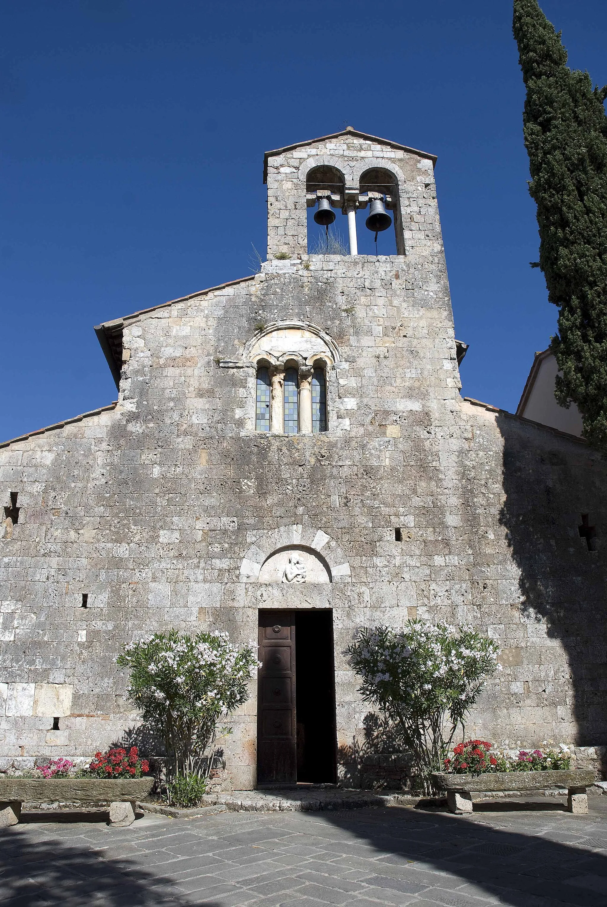 Photo showing: Facciata della chiesa di Pievescola
