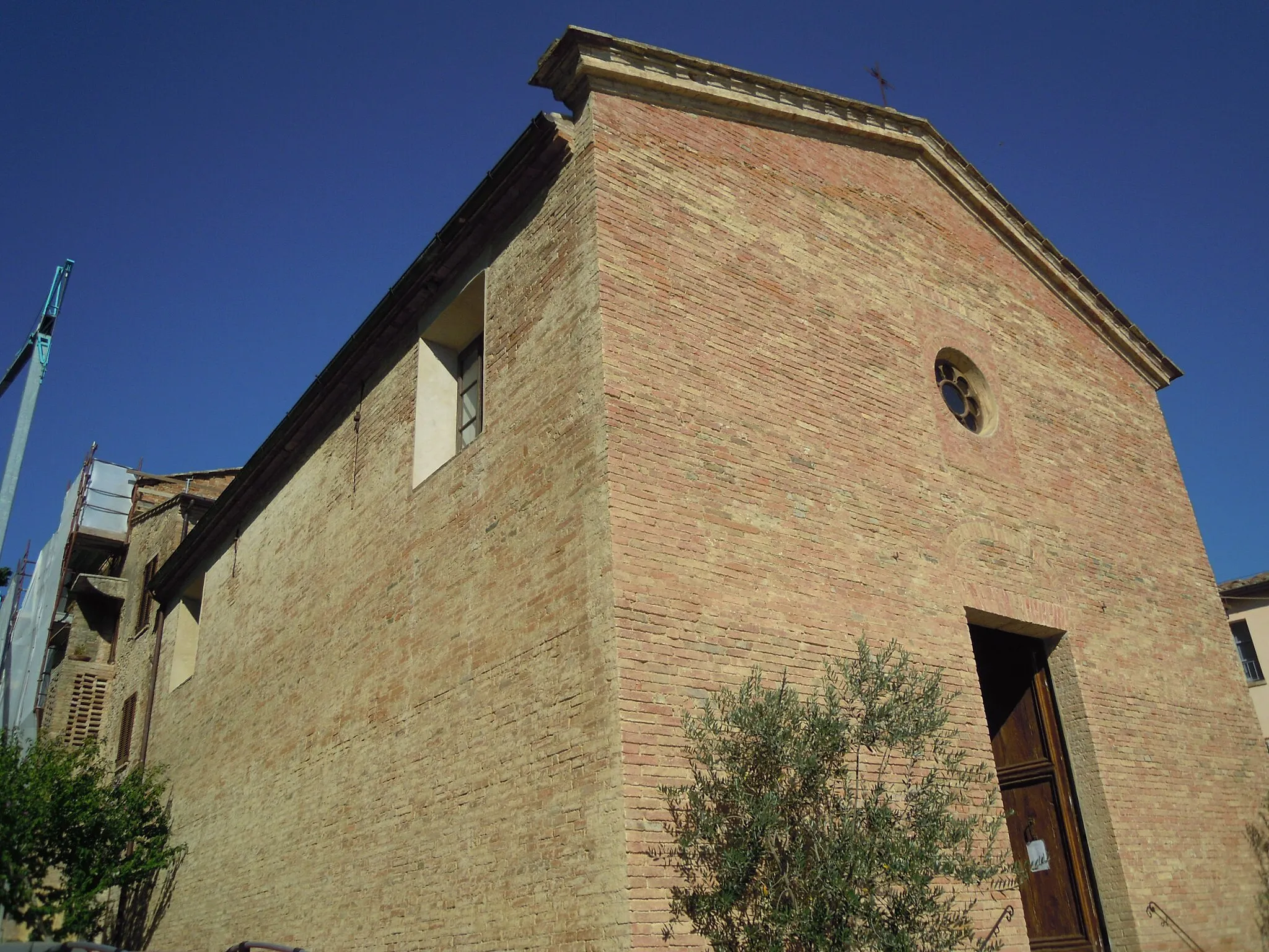 Photo showing: Il semplice esterno della chiesa di San Lorenzo Martire in Monterongriffoli.