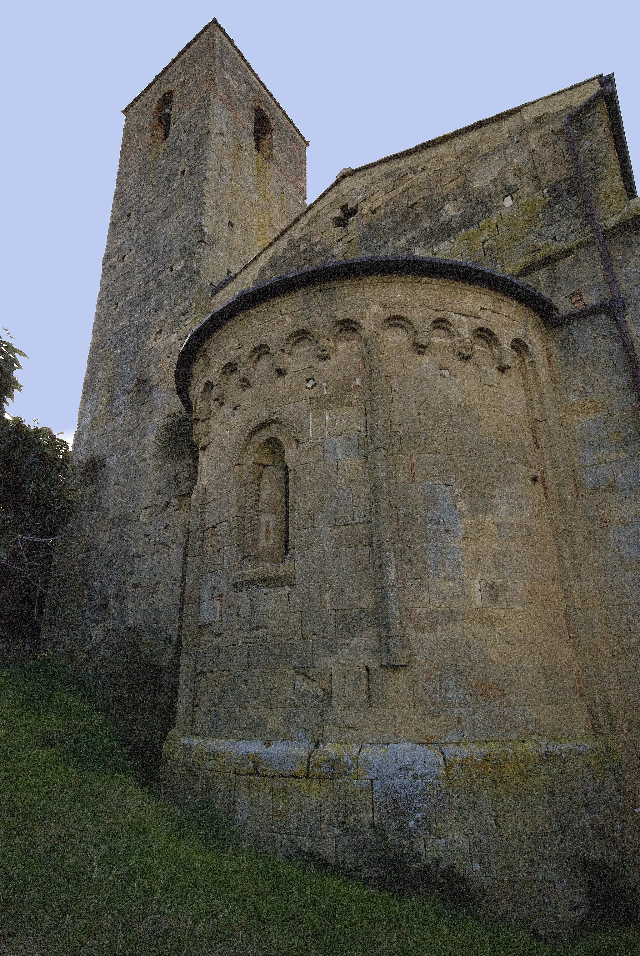 Photo showing: Vista dell'abside della chiesa di San Pietro a Cedda (Poggibonsi)