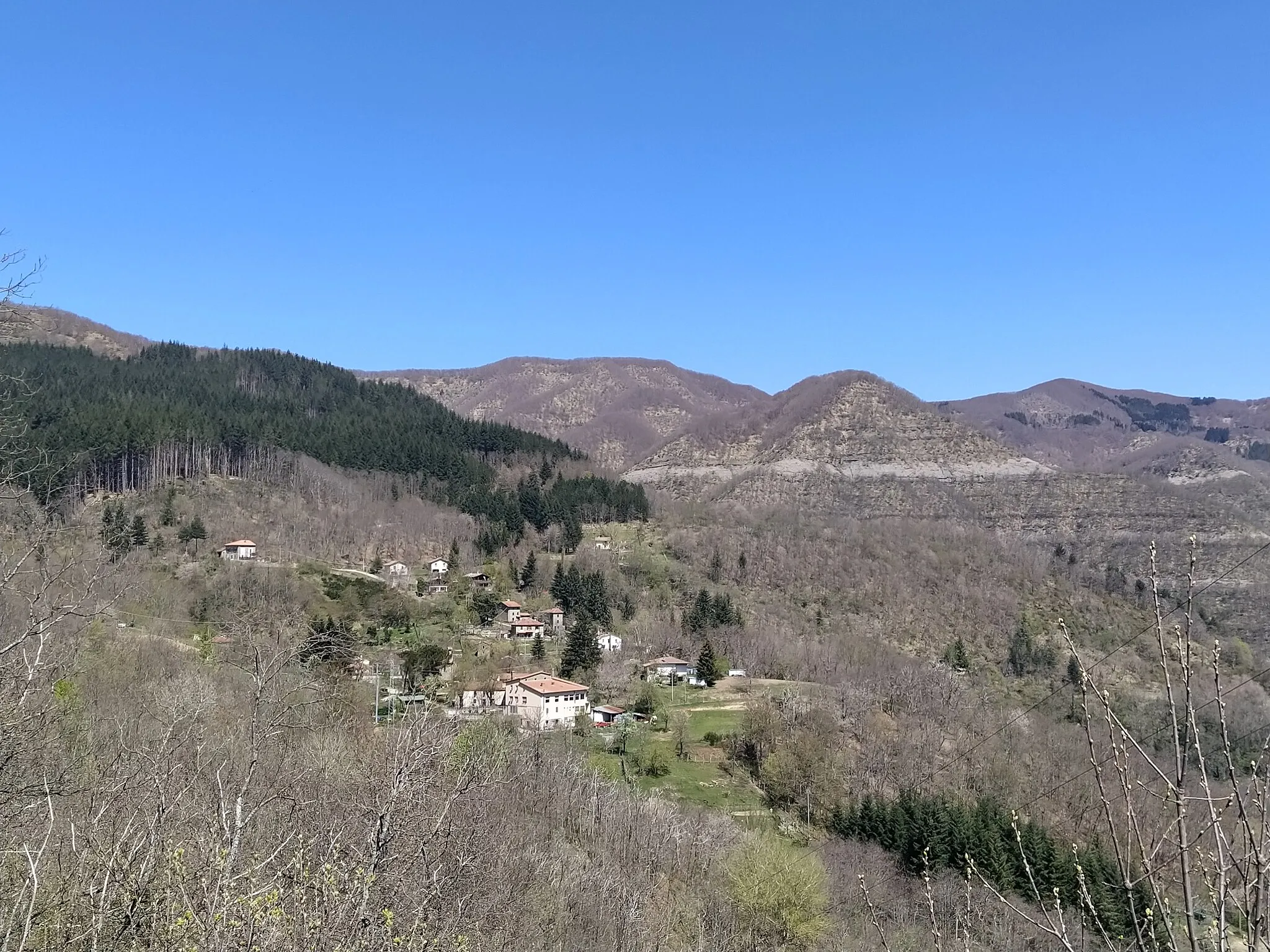 Photo showing: Cantagallo, vista di Gavigno (sinistra) e del Poggio Mandroli (destra) da Via di Gavigno