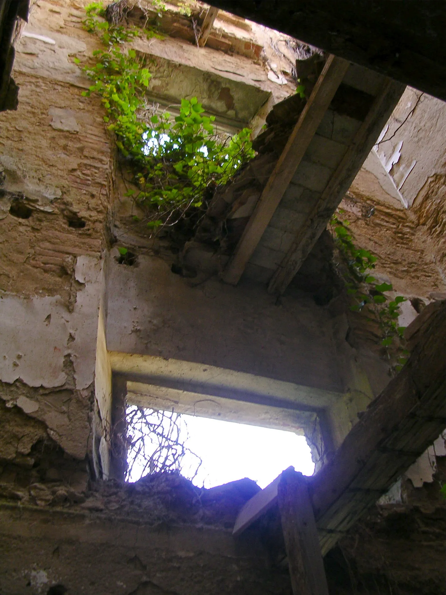 Photo showing: Livorno: la Villa Maurogordato ridotta da decenni allo stato di rudere a causa del disinteresse della collettività. La villa infatti non fu colpita dai bombardamenti della seconda guerra mondiale ma fu depredata nel tempo e mai restaurata. Scorcio dell'interno ormai distrutto.