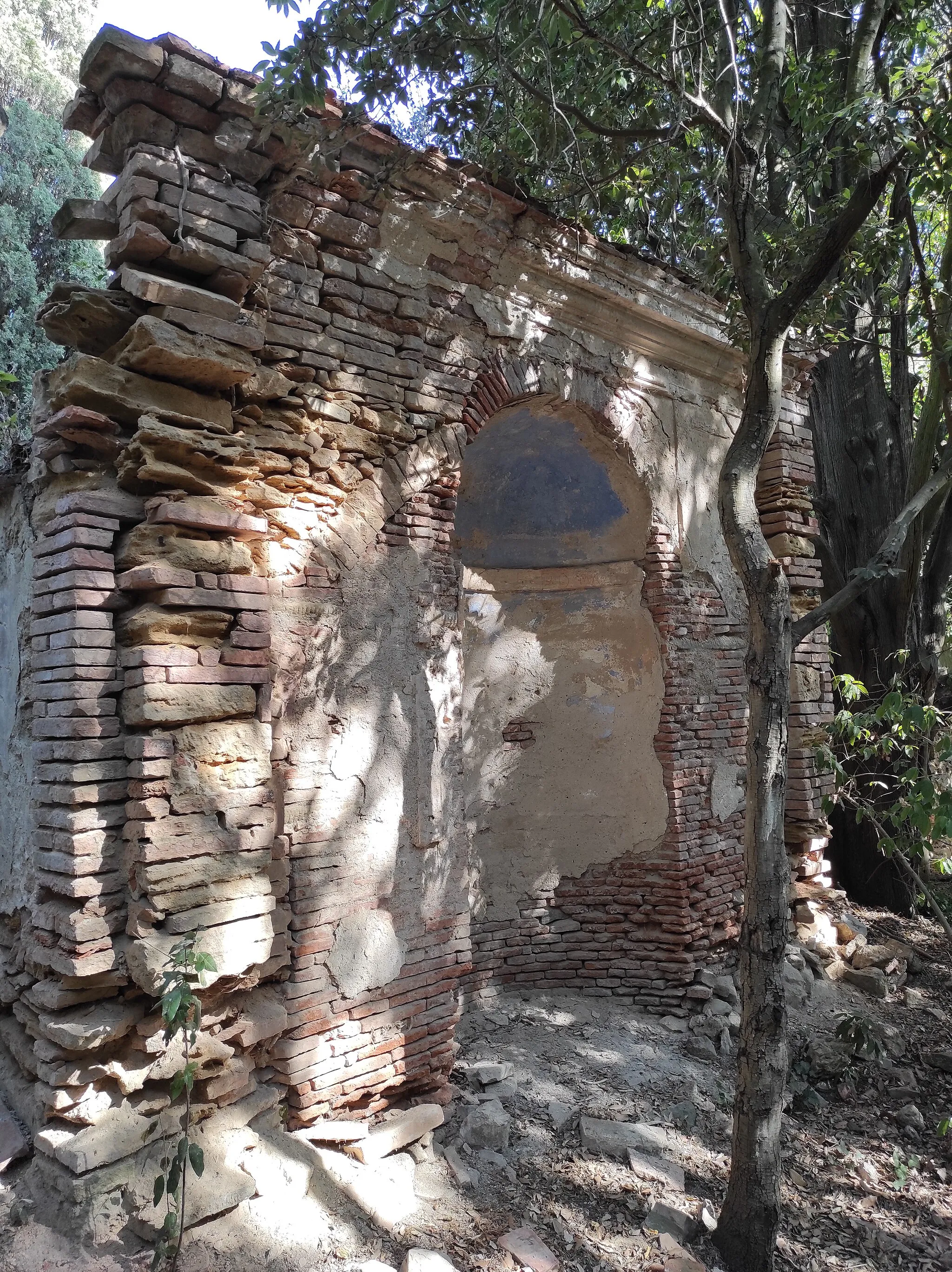 Photo showing: Una vecchia costruzione in muratura che forse in passato ha ospitato una statua.