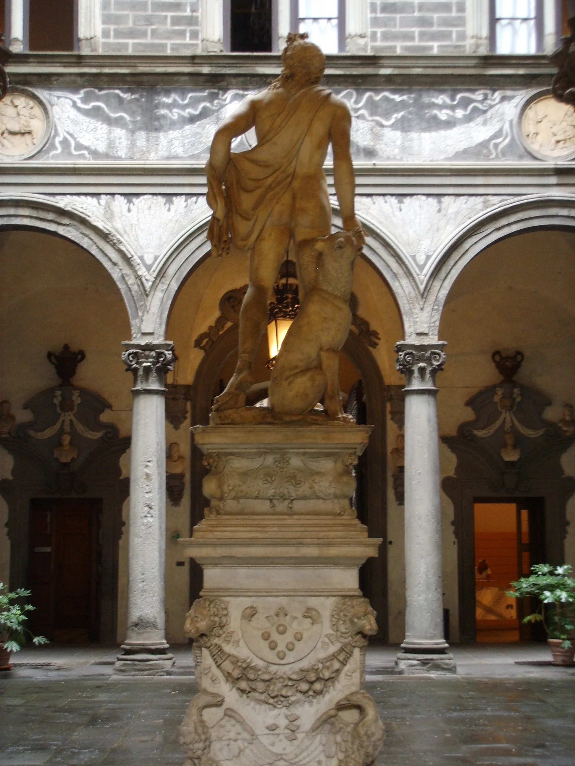 Photo showing: Palazzo Medici Riccardi in Florence, Italy: courtyard, with the statue of Orpheus and Cerberus, by Baccio Bandinelli.