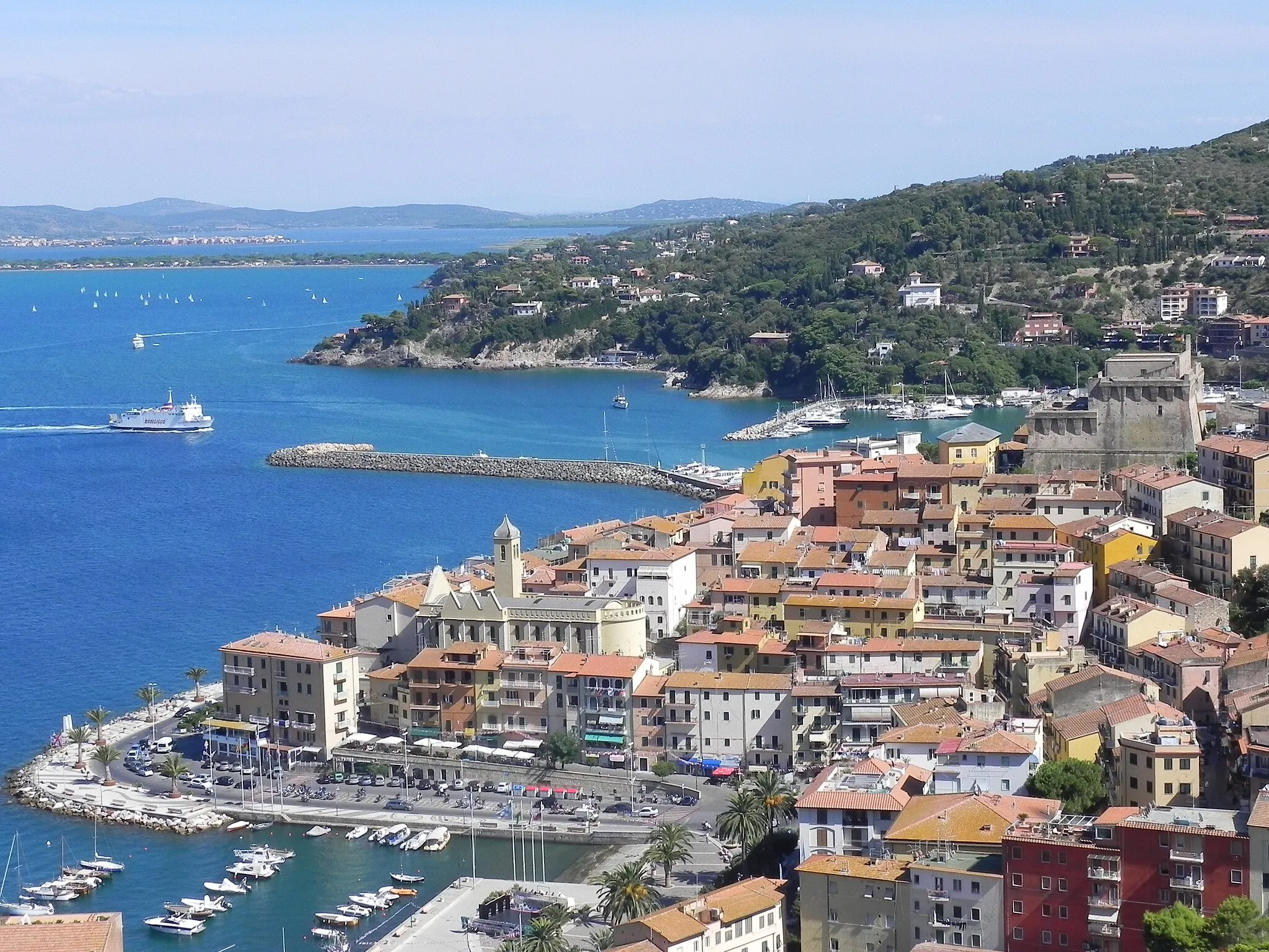 Photo showing: Panorama di Porto Santo Stefano: sullo sfondo si delineano i tomboli che uniscono l'Argentario alla terraferma.