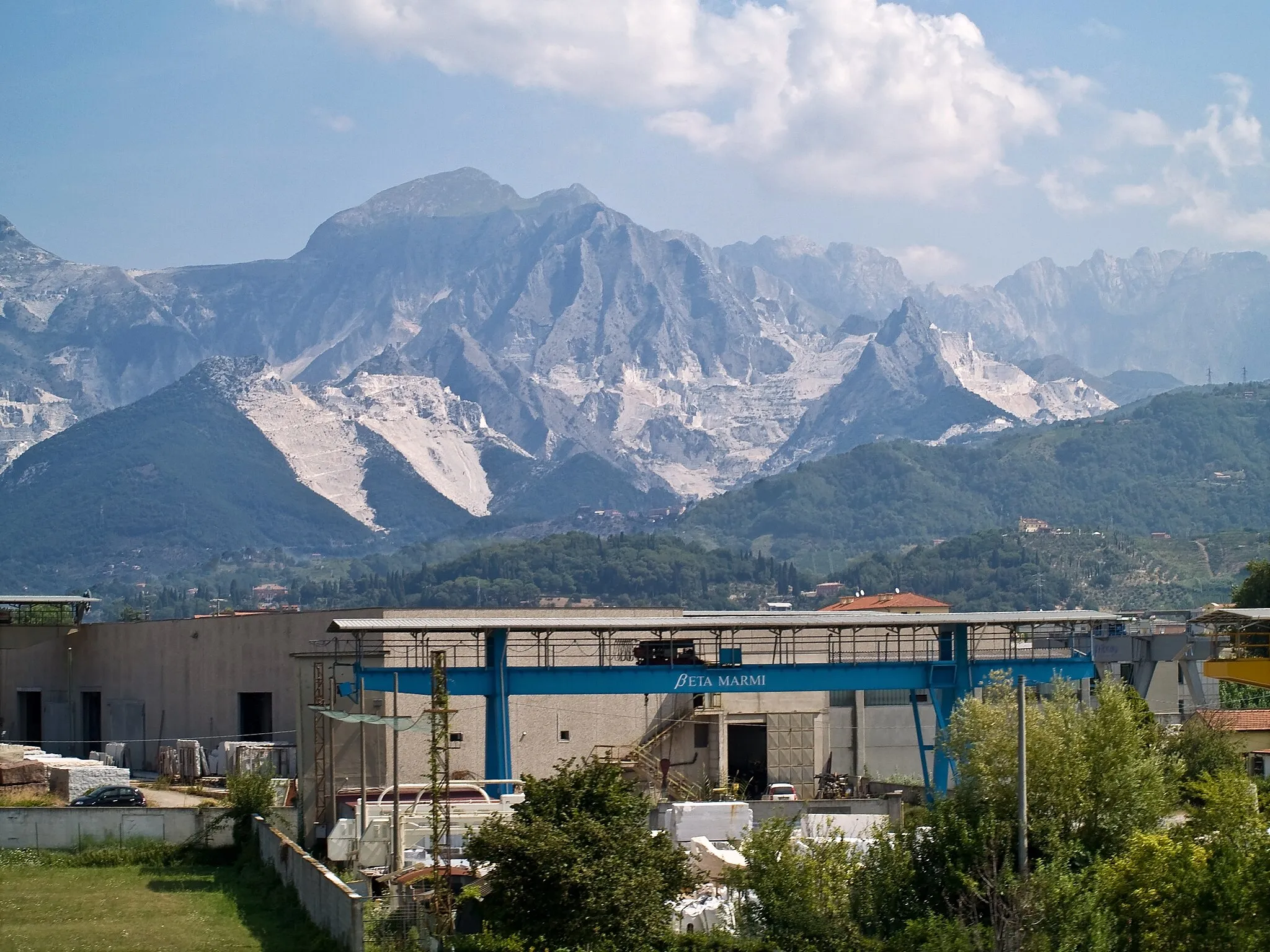 Photo showing: Carrara marble exploitation, in Italy. In the background, the marble quarries in The Alpi Apuane.