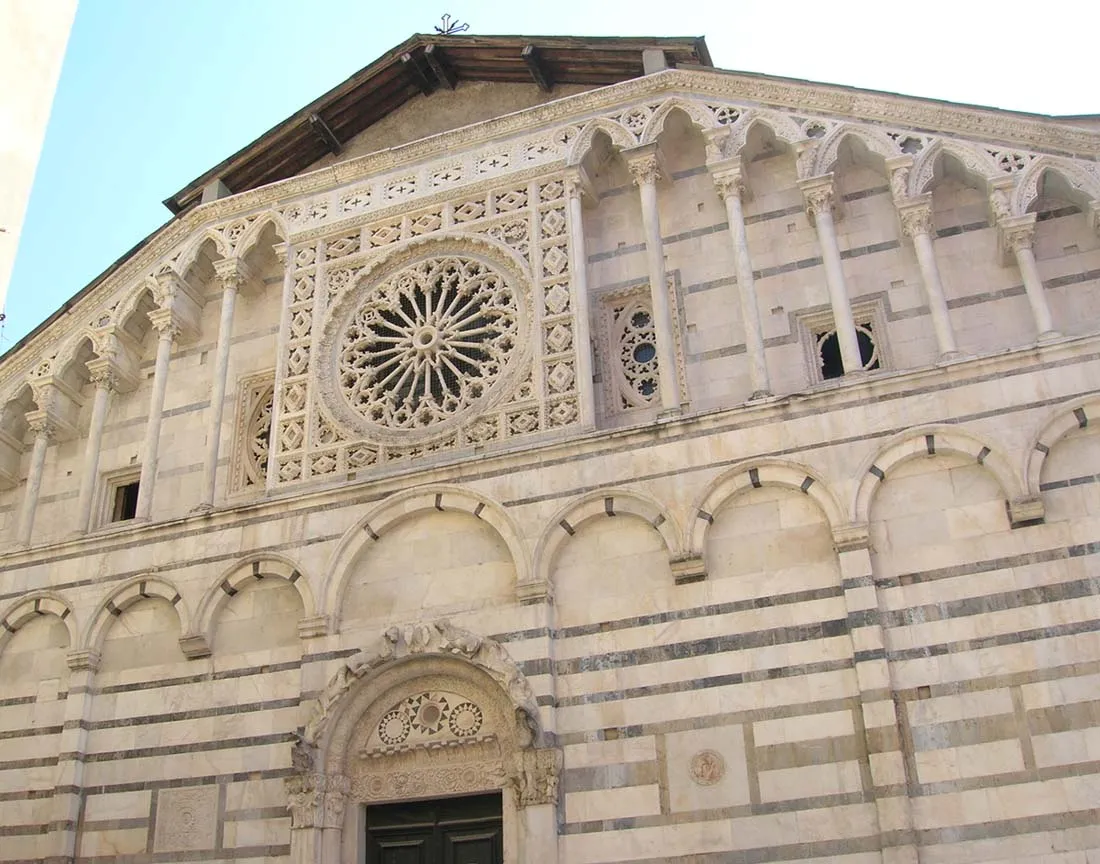 Photo showing: Facciata del Duomo di Carrara.
Immagine di mia proprietà e rilasciata con licenza GFDL.