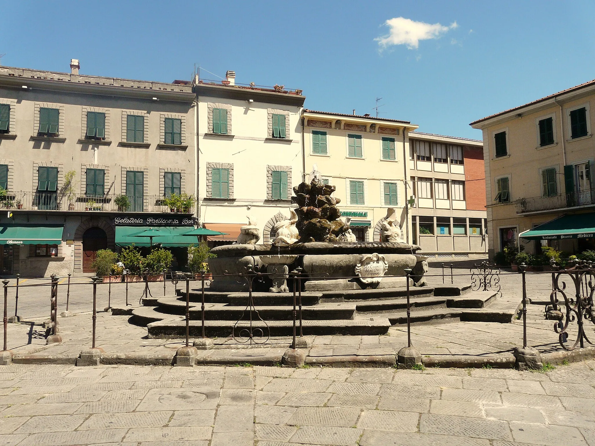 Photo showing: Piazza Medicea, Fivizzano, Toscana, Italia