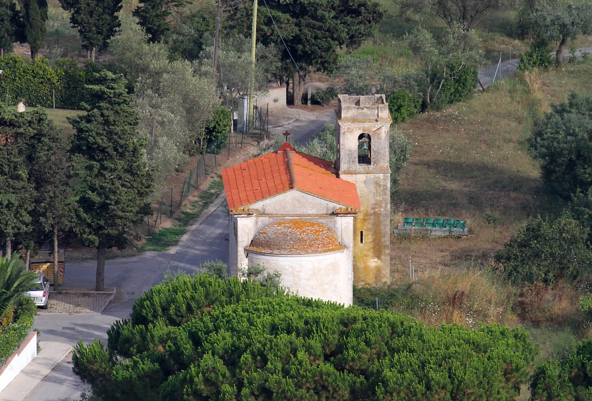 Photo showing: Chiesetta in località La Grotta, vista da San Piero in Campo