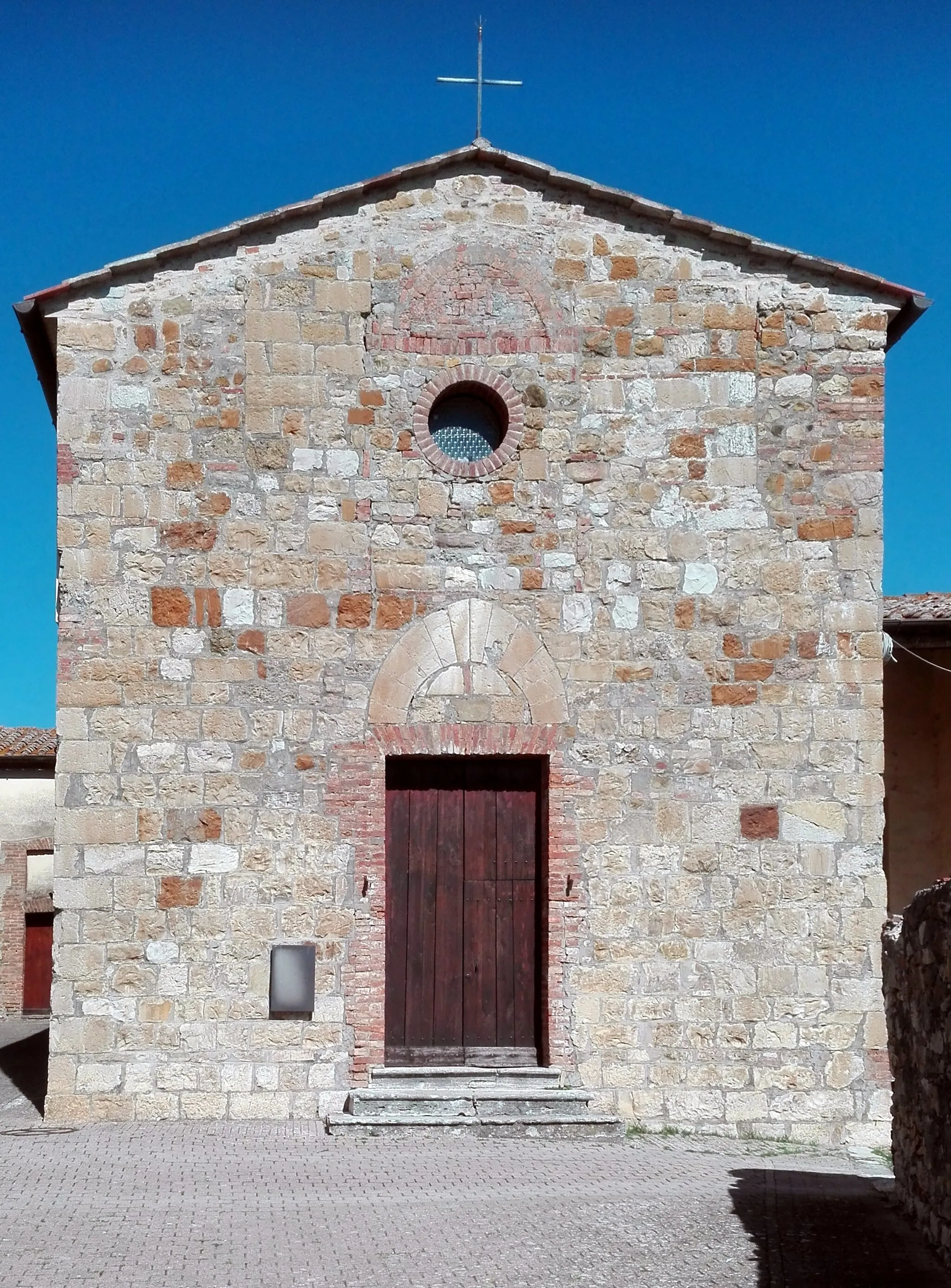 Photo showing: Door to the Church of San Fortunato in Murlo. View from SouthWest.