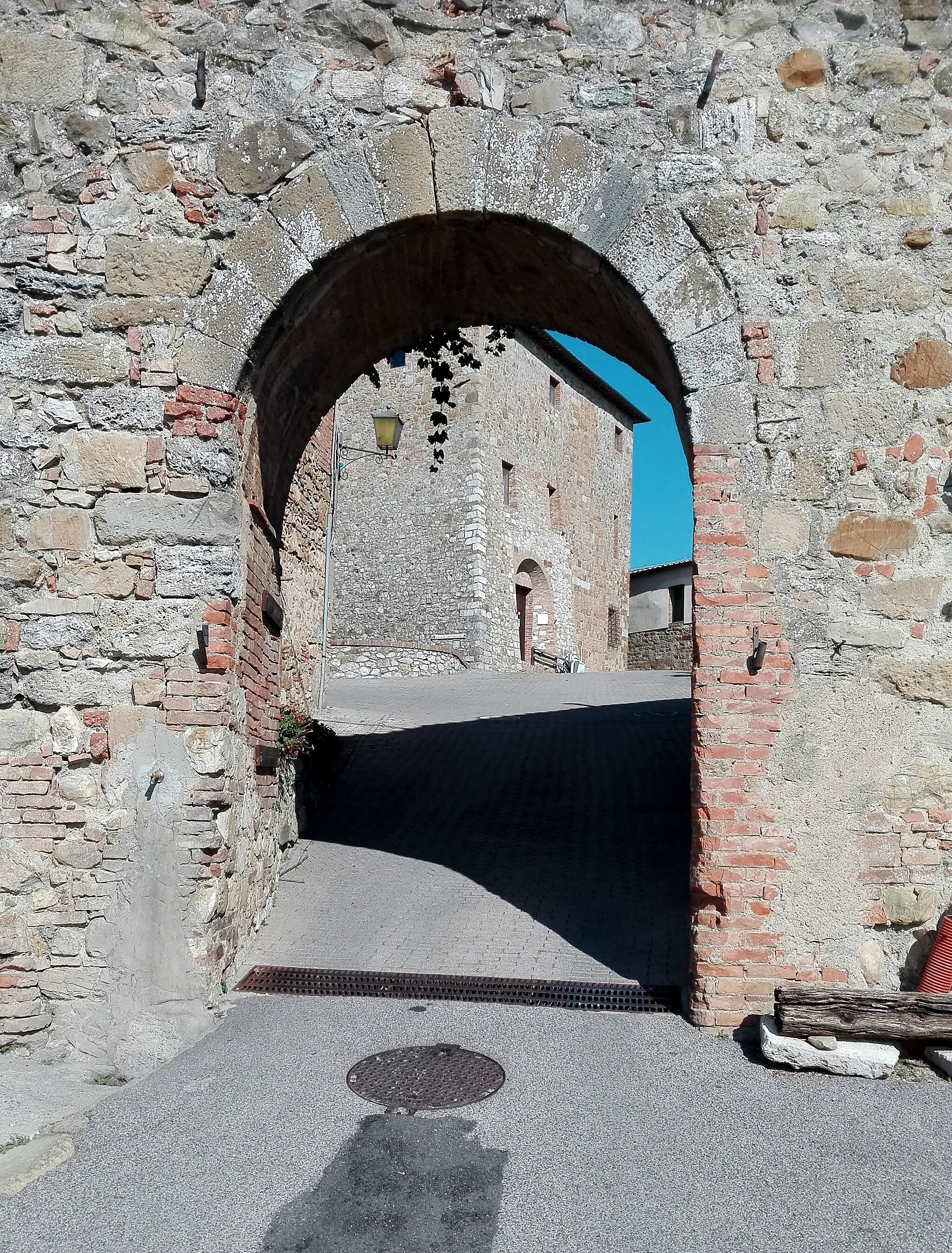 Photo showing: Door to the Poggio Civitate Antiquarium. Sight from SouthWest
