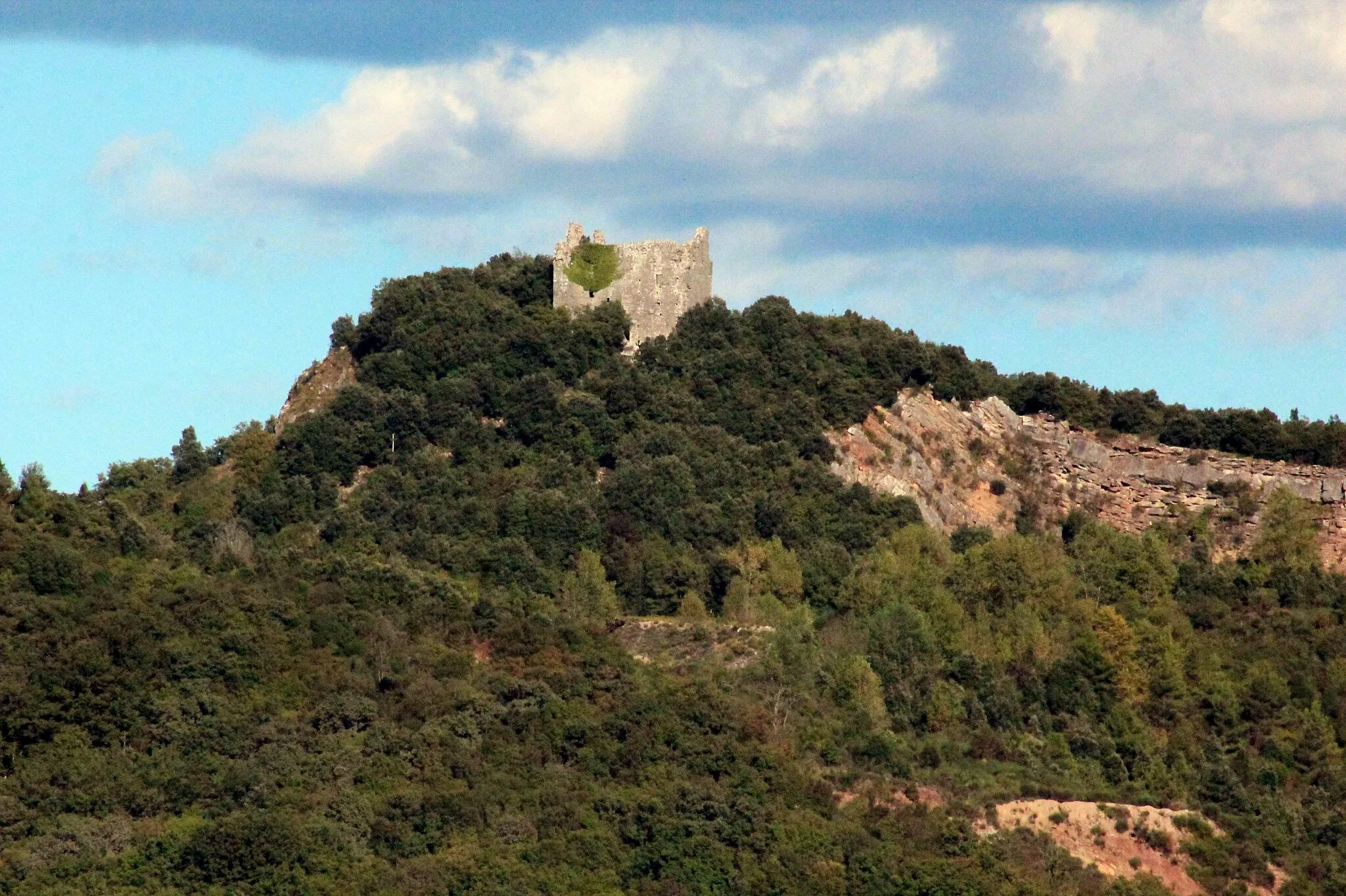 Photo showing: Panorama of the castle ruin of Montegrossoli, near Montegrossi, hamlet of Gaiole in Chianti, Province of Siena, Tuscany, Italy