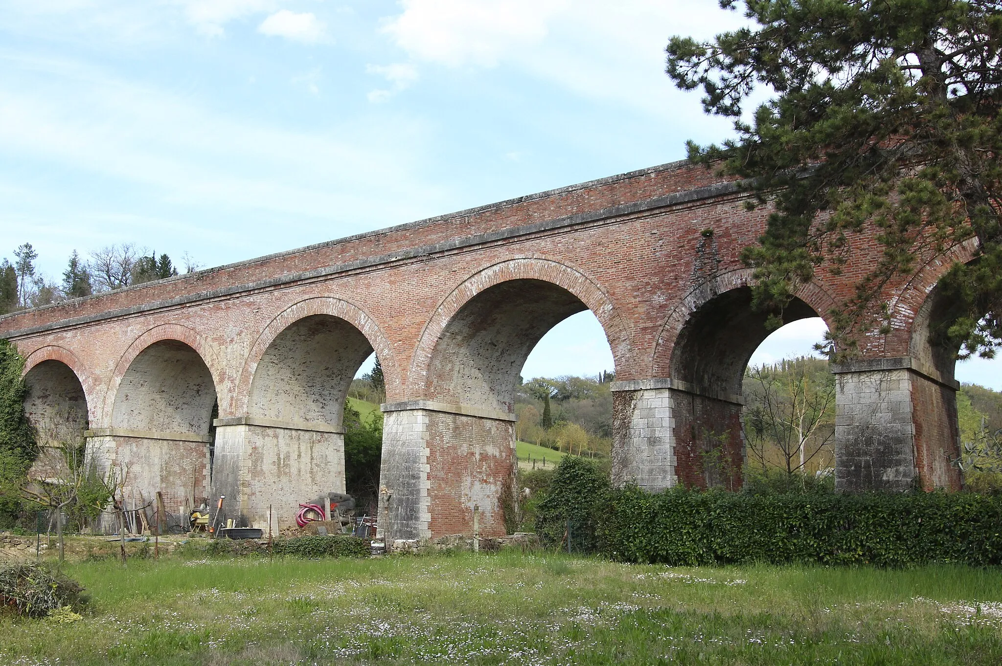 Photo showing: railway bridge of Asciano, just outside the walled center of Asciano, Province of Siena, Tuscany, Italy