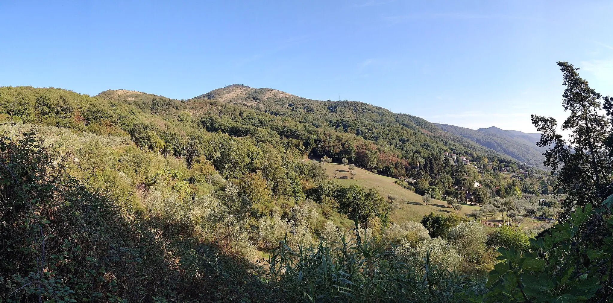 Photo showing: Vaiano, case il Poggio, panorama sulla Calvana