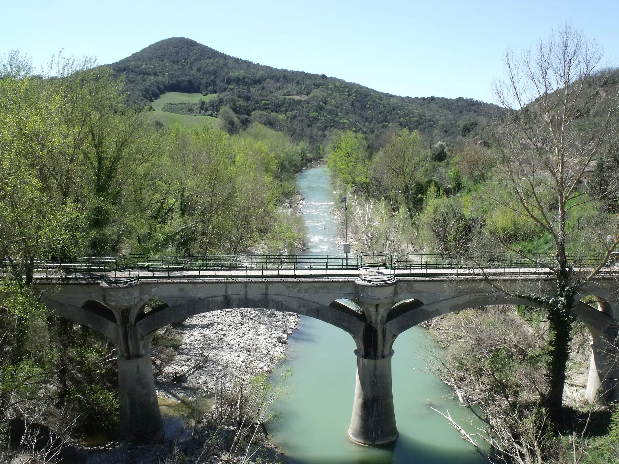 Photo showing: The Orcia River and the Aqueduct Acquedotto del Vivo (Acquedotto di Siena) in Monte Amiata Scalo (Stazione), Part both of Montalcino and Castiglione d’Orcia, Val d’Orcia, Province of Siena, Tuscany, Italy