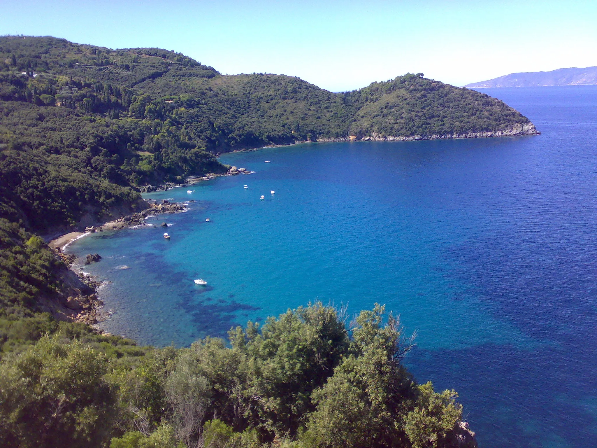 Photo showing: Panorama di Cala Grande dalla strada panoramica di Porto Santo Stefano. Sullo sfondo a destra l'Isola del Giglio.