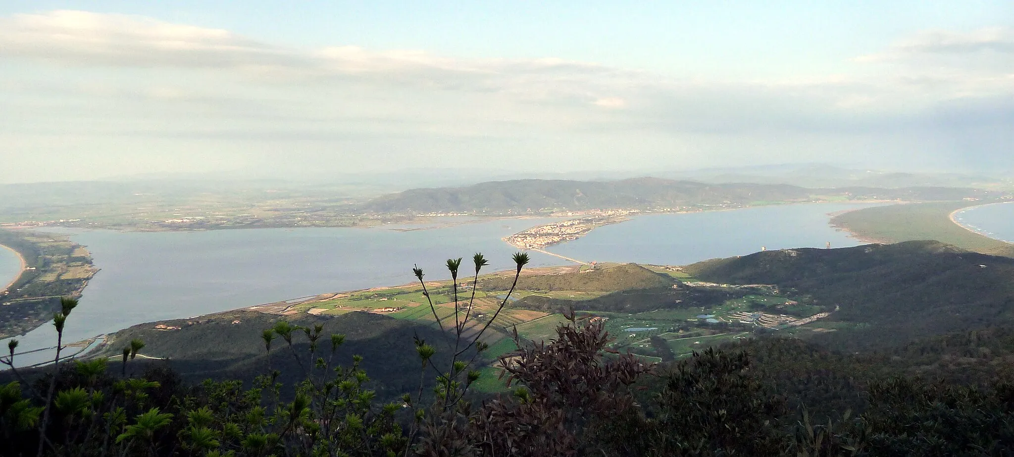 Photo showing: Bellissimo panorama dell'intera laguna di Orbetello vista dalla croce dell'Argentario. A sinistra il tombolo di Giannella, al centro della laguna la città di Orbetello, a destra il tombolo della Feniglia. In primo piano in basso a destra il Golf Club Argentario Resort ed il campo di Polo.