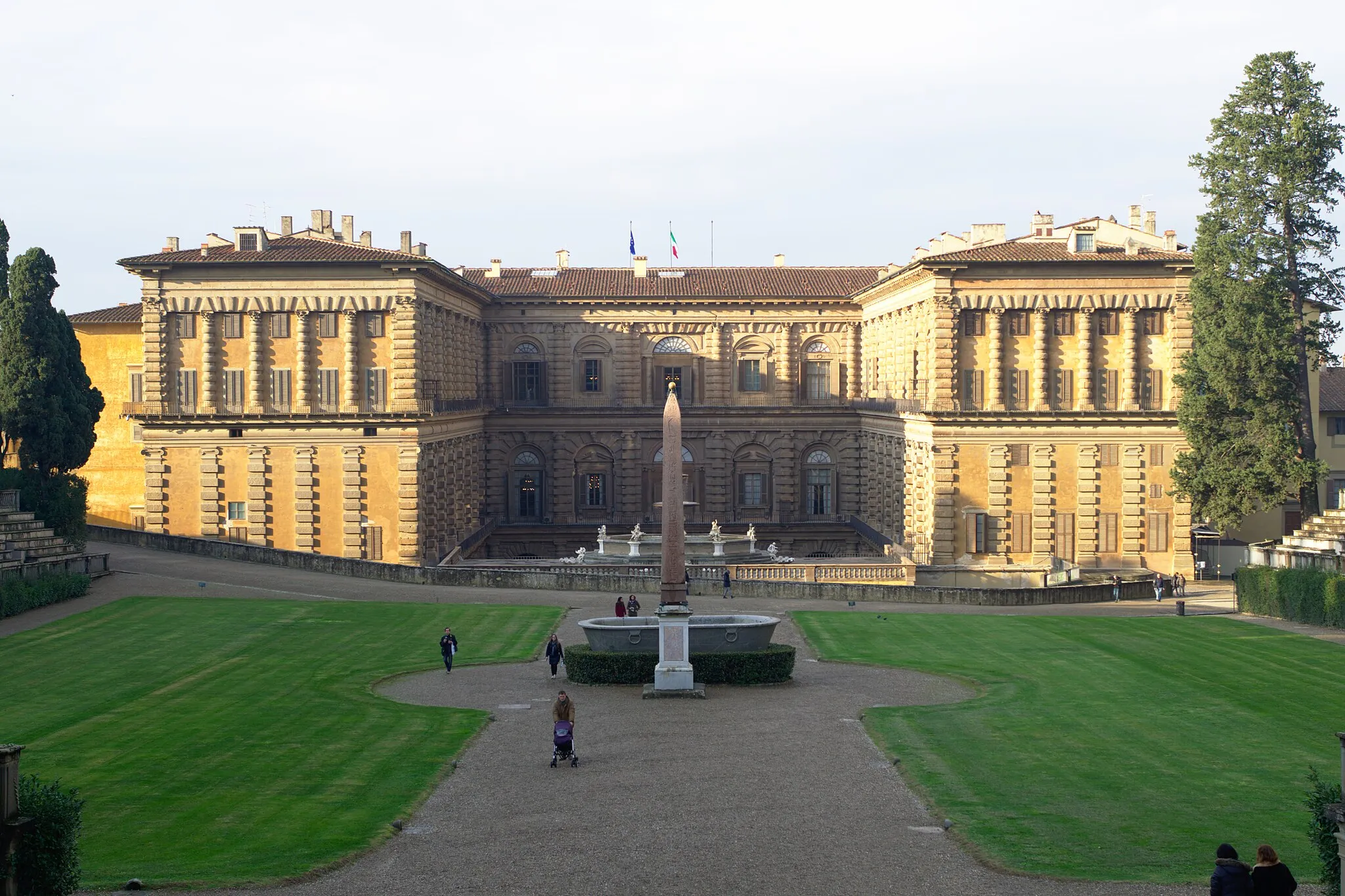 Photo showing: Southern facade of Palazzo Pitti as seen from the Boboli amphitheatre, with the ancient Egyptian Boboli obelisk in the foreground