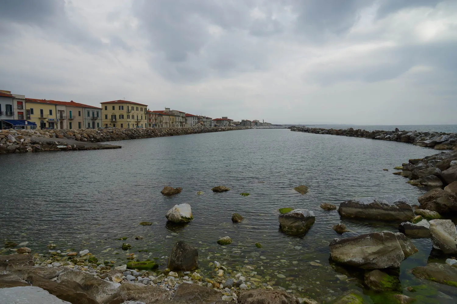 Photo showing: Piazza delle Baleari, 12, 56128 Marina di Pisa-tirrenia-calambr PI, Italy