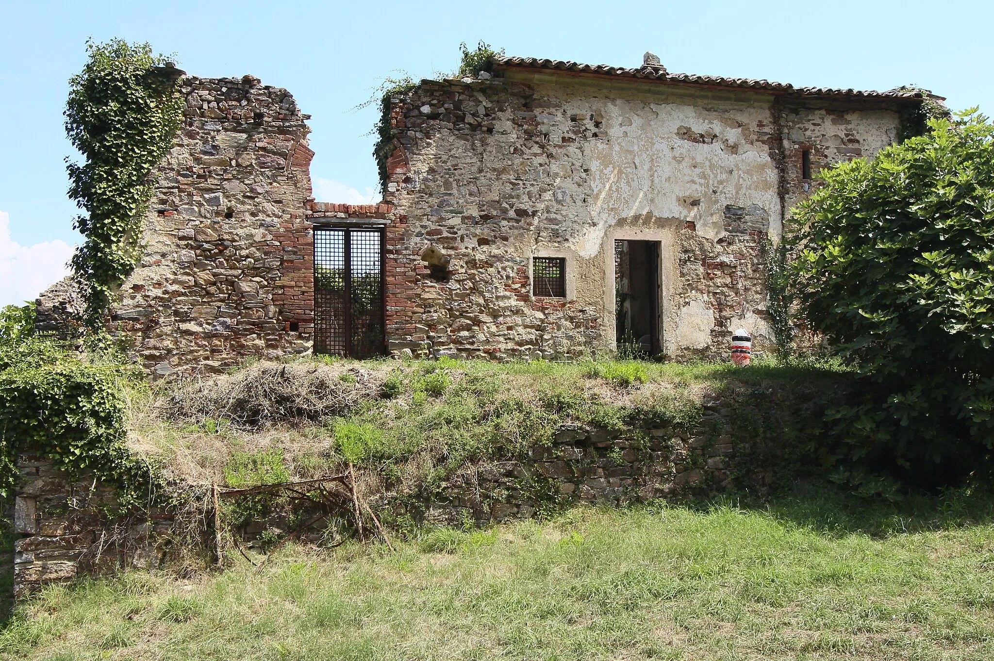 Photo showing: church ruin San Benedetto alla Nave (Convento di San Benedetto alla Nave), on Mountain Monte Leoni, Montorsaio, hamlet of Campagnatico, Province of Grosseto, Tuscany, Italy