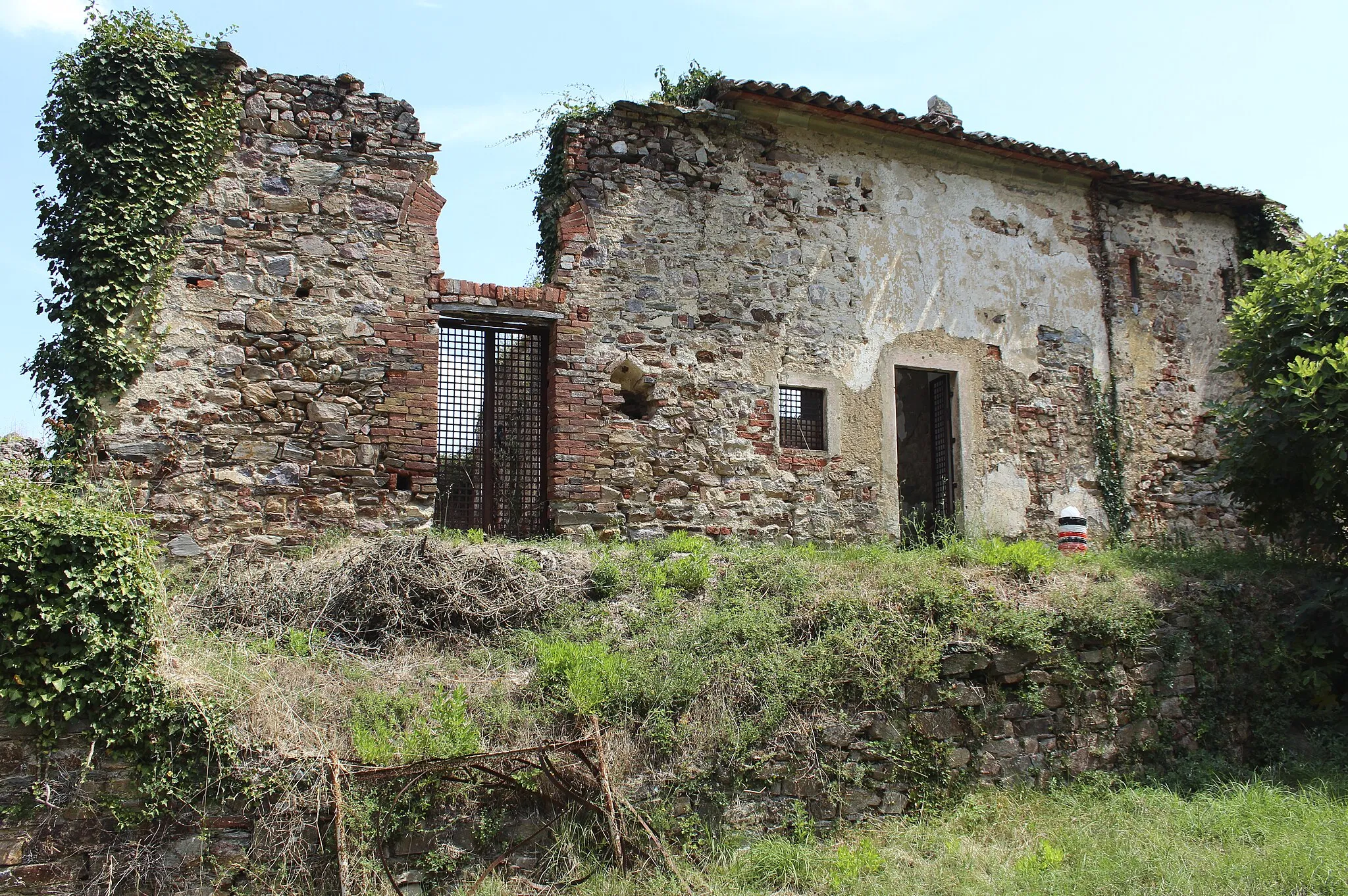Photo showing: church ruin San Benedetto alla Nave (Convento di San Benedetto alla Nave), on Mountain Monte Leoni, Montorsaio, hamlet of Campagnatico, Province of Grosseto, Tuscany, Italy