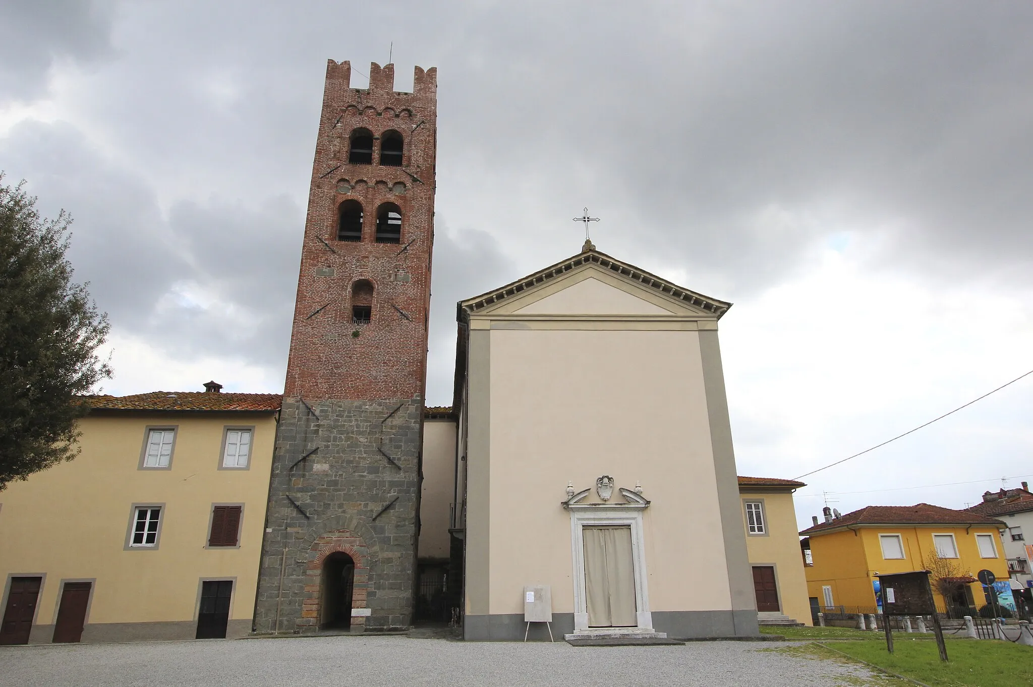 Photo showing: Church San Frediano, Lunata, hamlet of Capannori, Province of Lucca, Tuscany, Italy