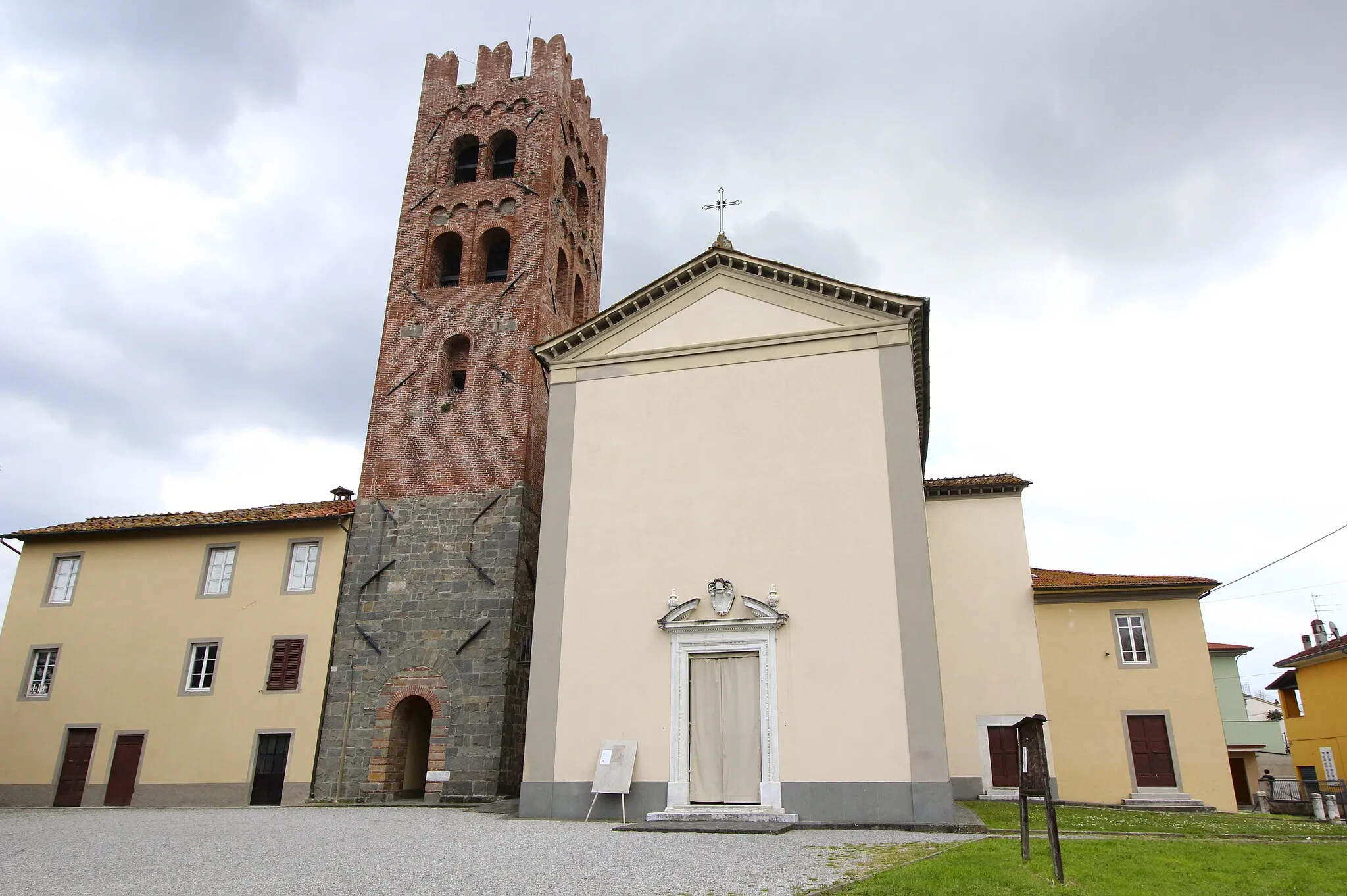Photo showing: Church San Frediano, Lunata, hamlet of Capannori, Province of Lucca, Tuscany, Italy