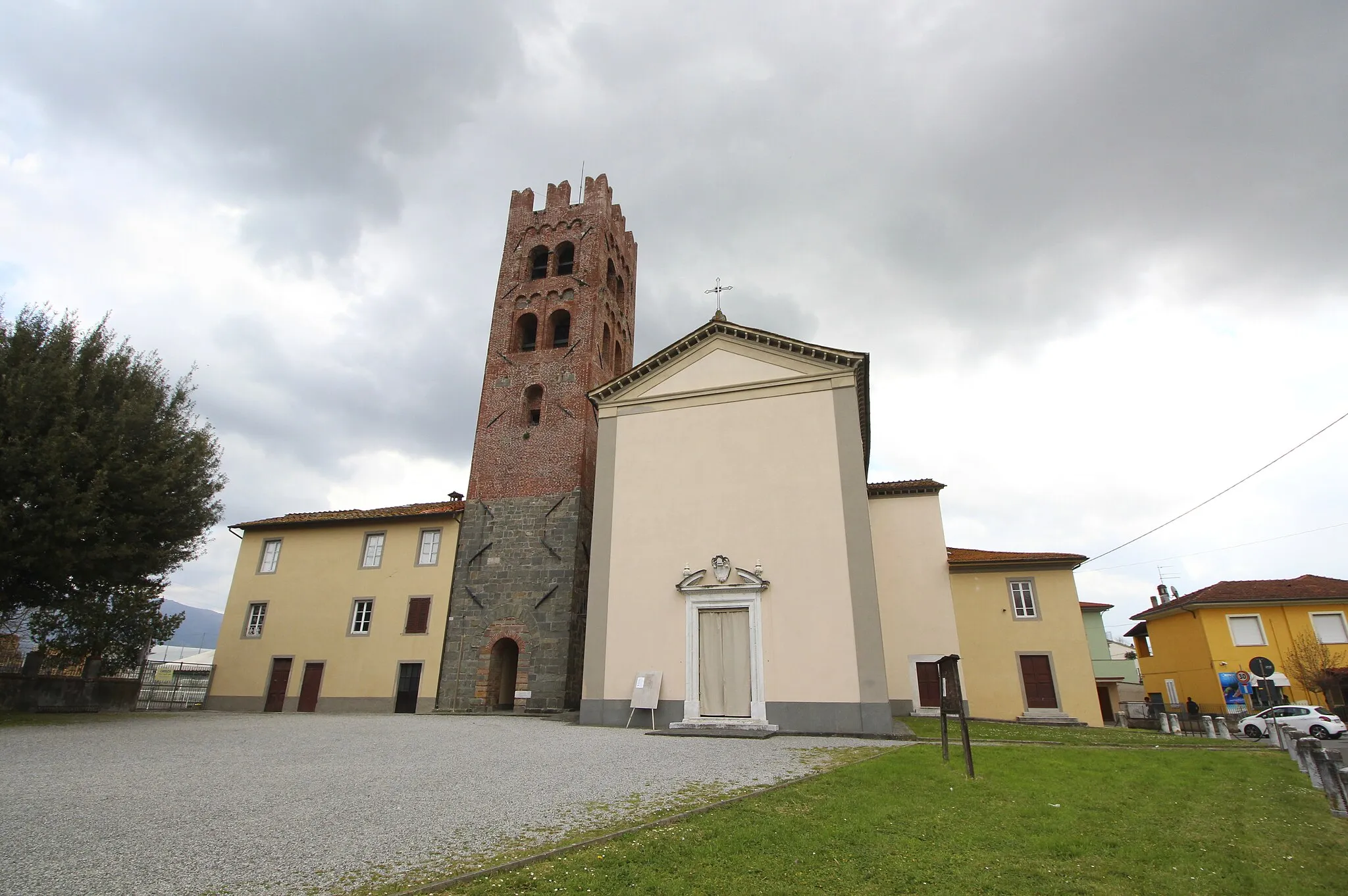 Photo showing: Church San Frediano, Lunata, hamlet of Capannori, Province of Lucca, Tuscany, Italy