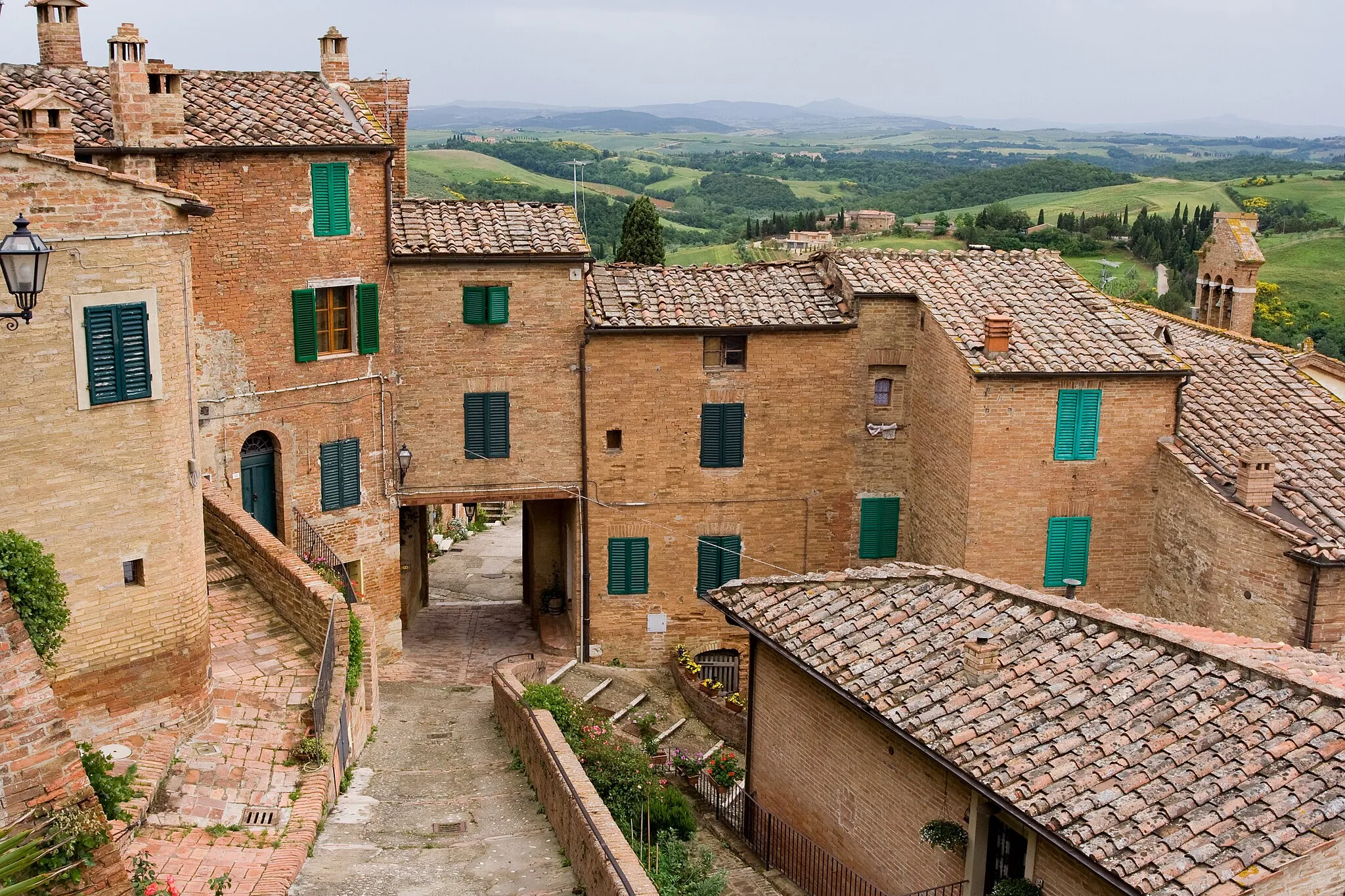 Photo showing: Chiusure, a frazione of the comune of Asciano, province of Siena, Tuscany, Italy: the streets in the old hamlet are very steep.