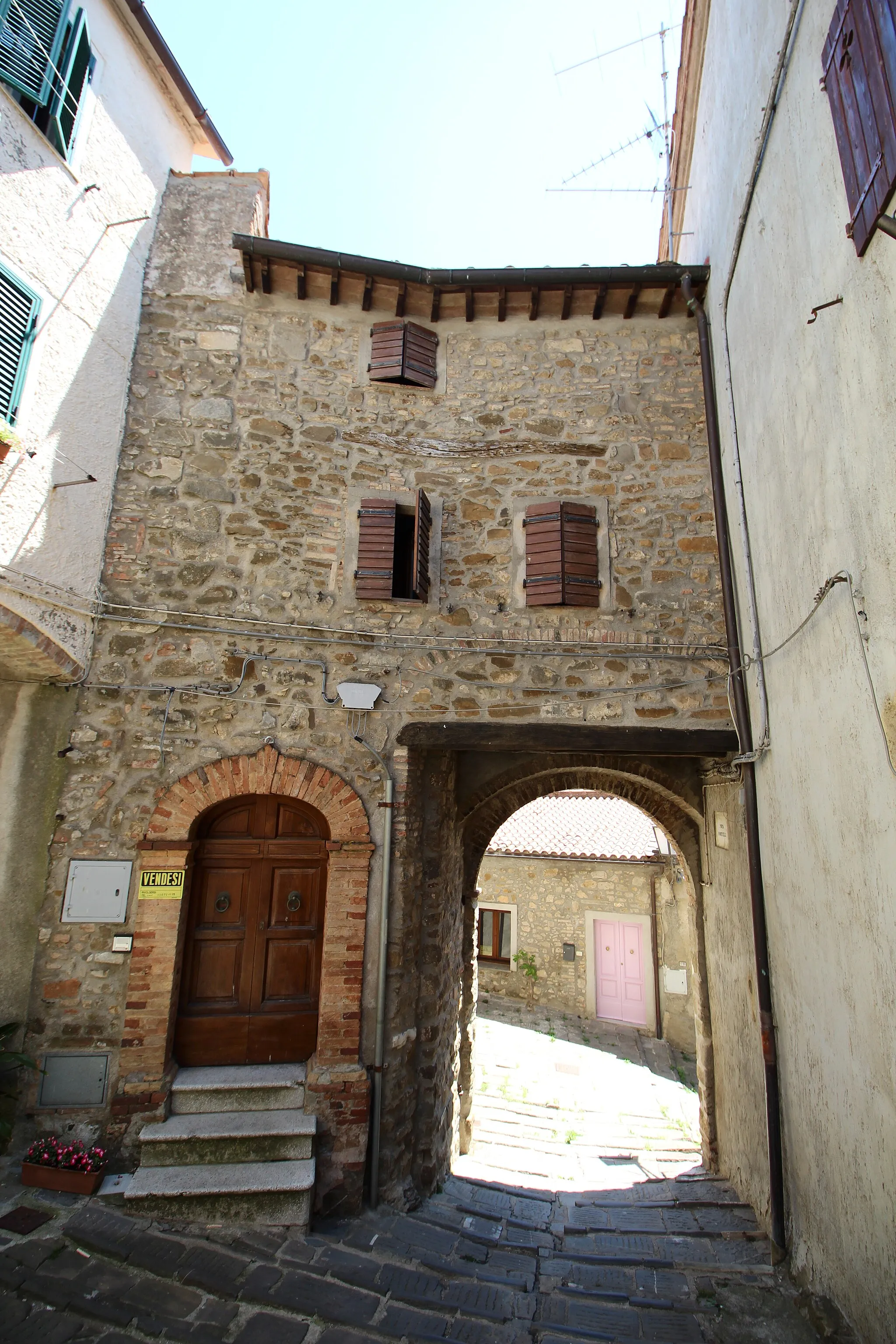 Photo showing: Porta Monticelli, defensive gate of the walls of Monticello Amiata, hamlet of Cinigiano, Province of Grosseto, Tuscany, Italy