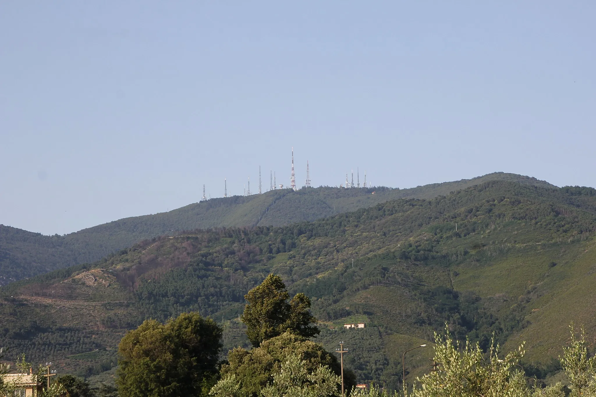 Photo showing: Le antenne del Monte Serra