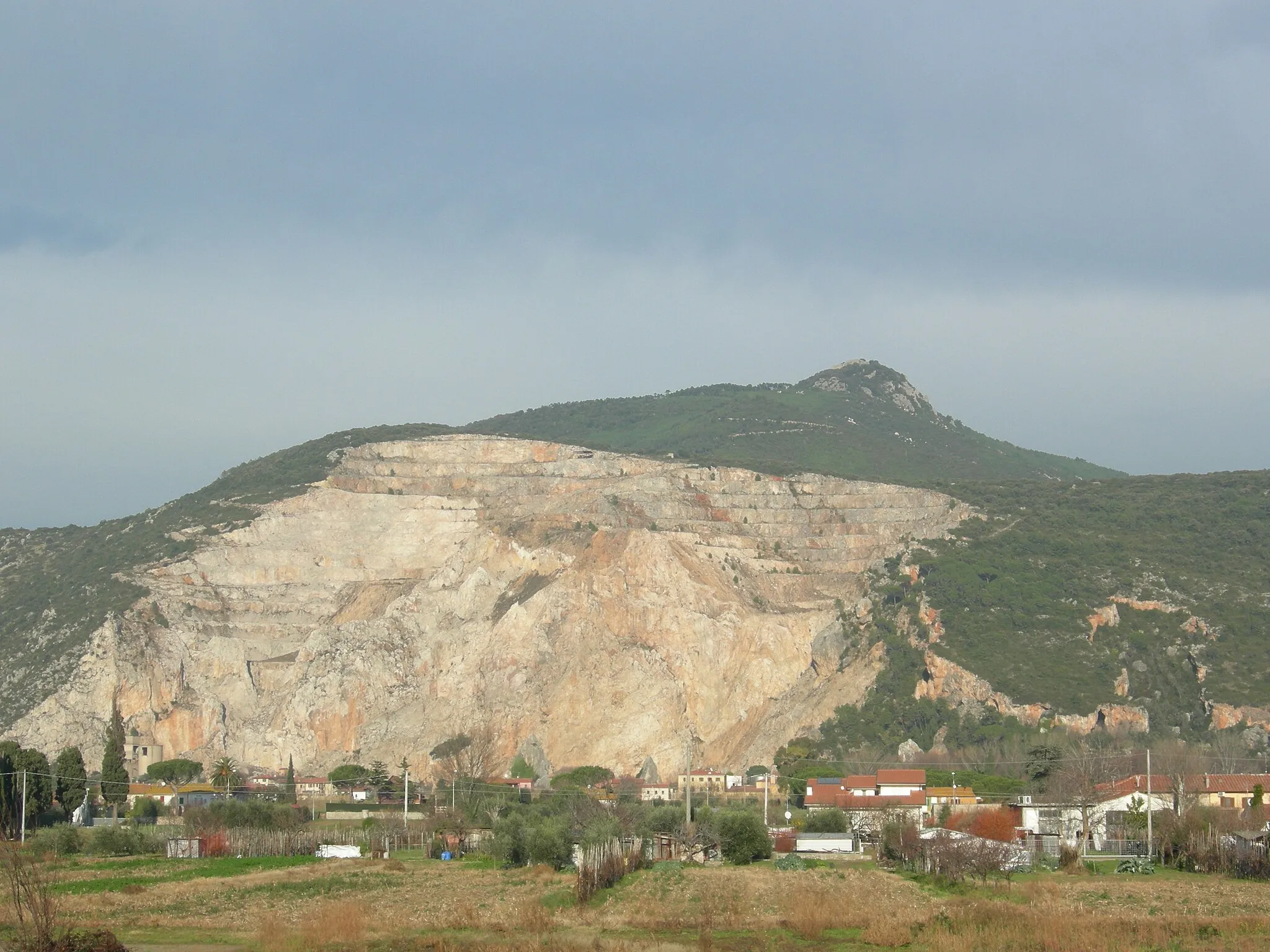 Photo showing: La cava di Uliveto Terme (Pi). In alto la rocca della Verruca