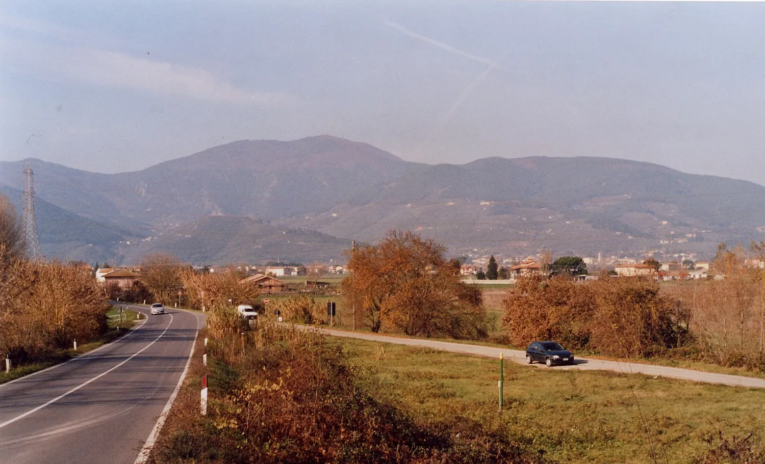 Photo showing: Bientina (Province Pisa, Tuscany, Italy)
View of Monte Serra (Monte Pisano)

Photo: November 2006 by myself