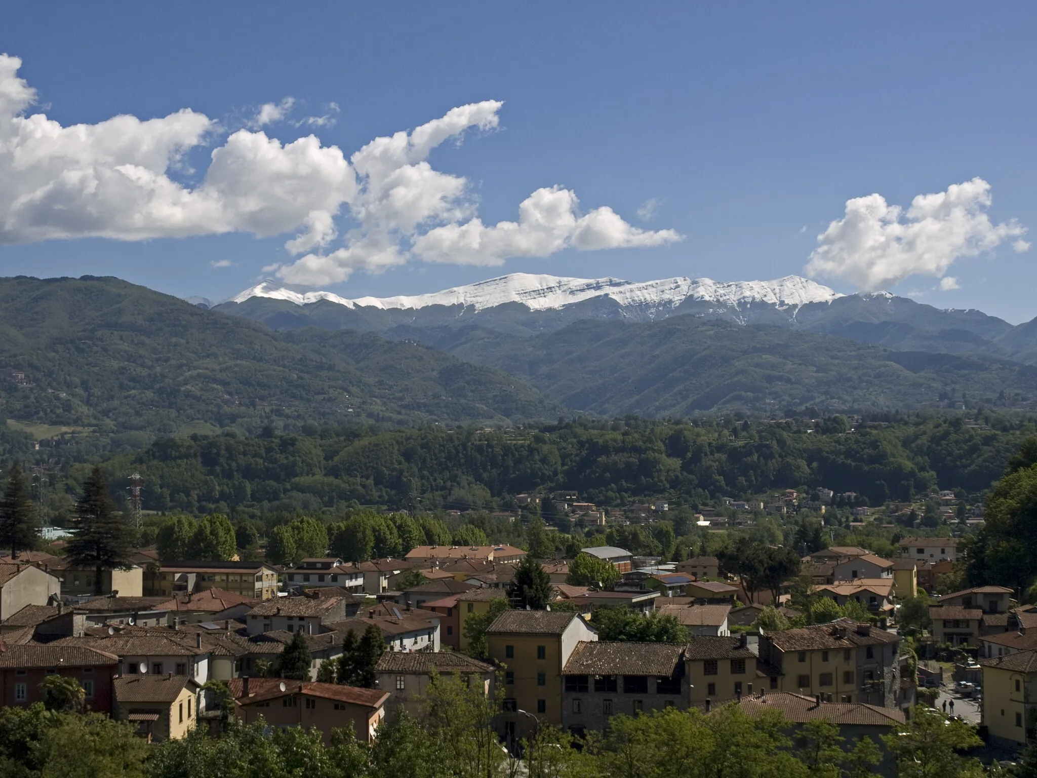 Photo showing: Panorama of Gallicano from the St. James Cathedral. On the background, mountains in the Parco Nazionale Appennino Tosco Emiliano