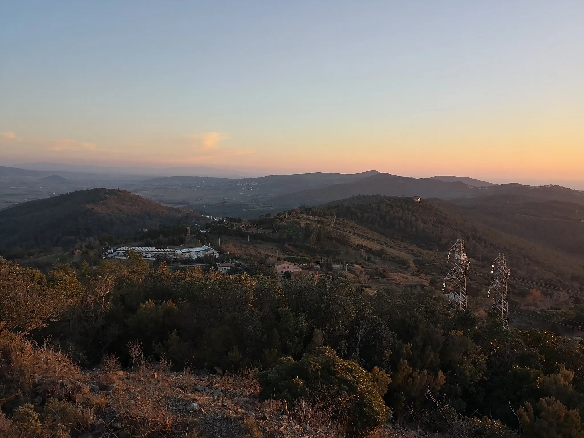 Photo showing: Vista verso sud dalla vetta del monte Auto. Fra i vari elementi geografici sono visibili, da sinistra a destra: -) sullo sfondo, la parte settentrionale delle Colline Metallifere; -) il Poggio Pelato (sopra il Gabbro); -) la frazione di Castelnuovo della Misericordia; -) il Monte Pelato;  -) il Monte Carvoli.