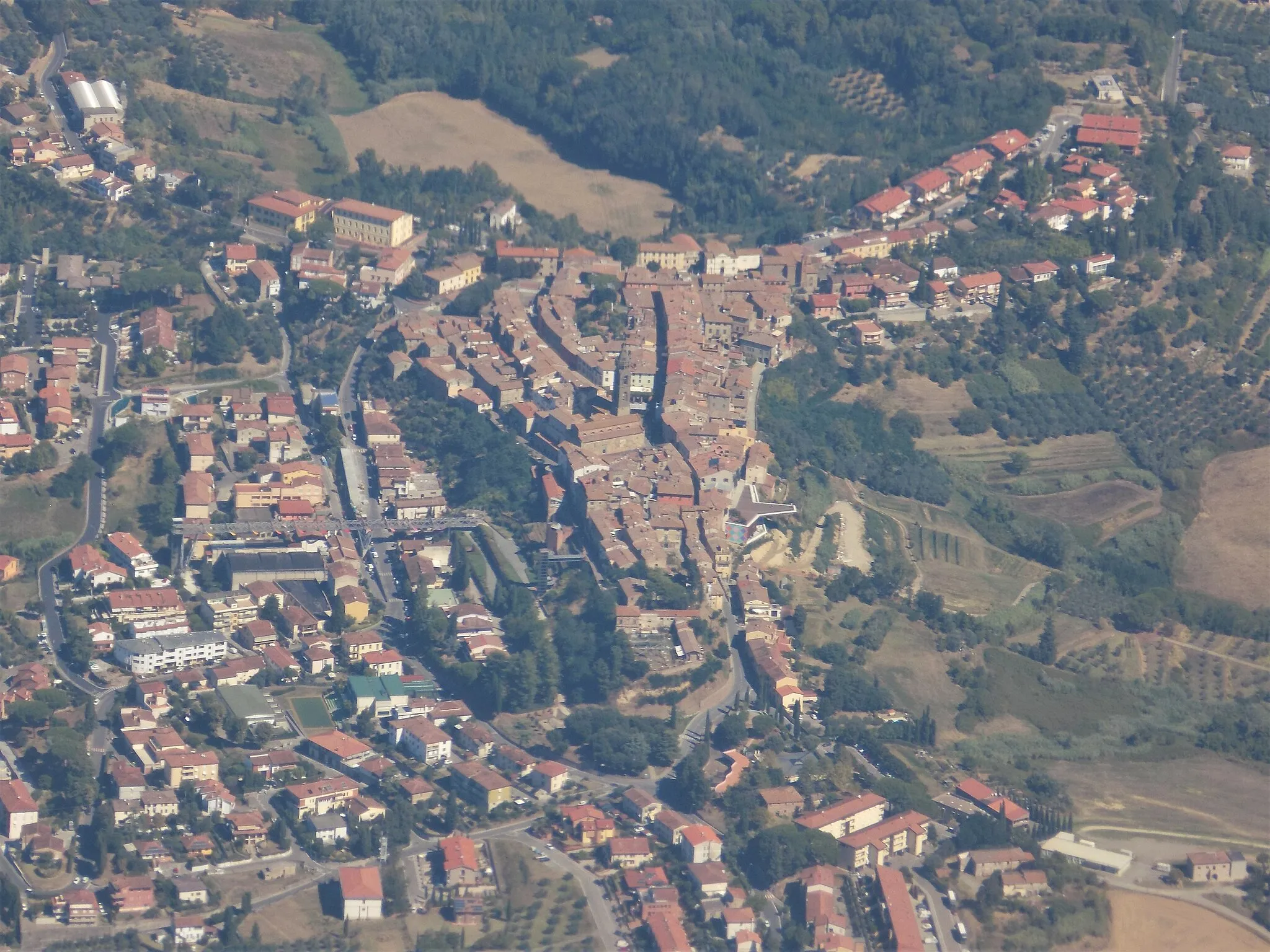 Photo showing: possiamo vedere dall'alto il borgo, le vie principali, il campanile e la campagna toscana che si alterna alla parte moderna del paese.