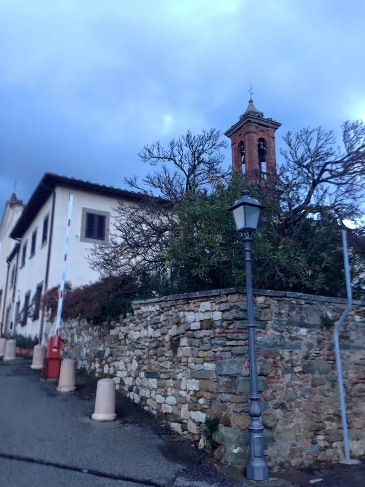 Photo showing: La chiesa del paese con il campanile.