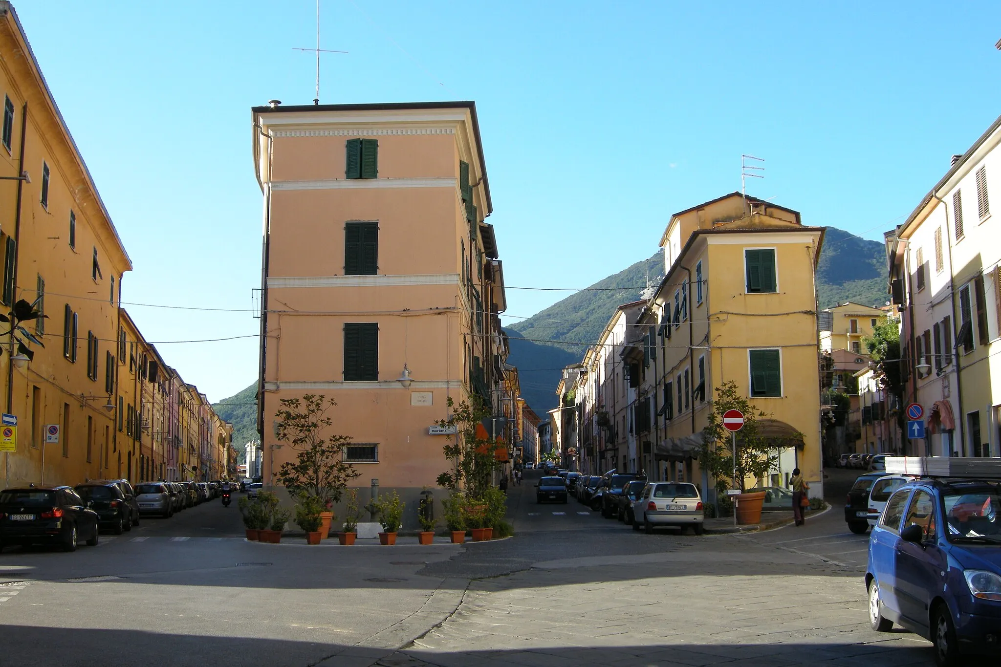 Photo showing: Piazza Maratana, Massa, Tuscany, Italy