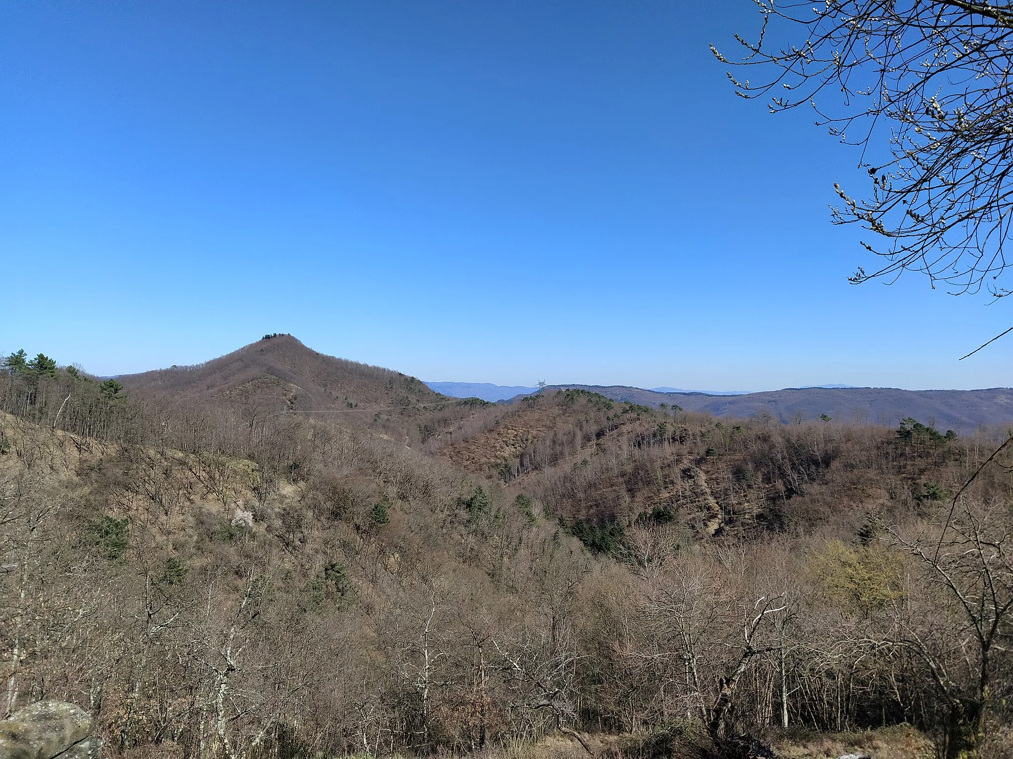 Photo showing: Paesaggio con il Monte Castiglioni (sinistra) dal passo tra il Poggio Campitecchi e il Monte Moscoso, presso Migliana