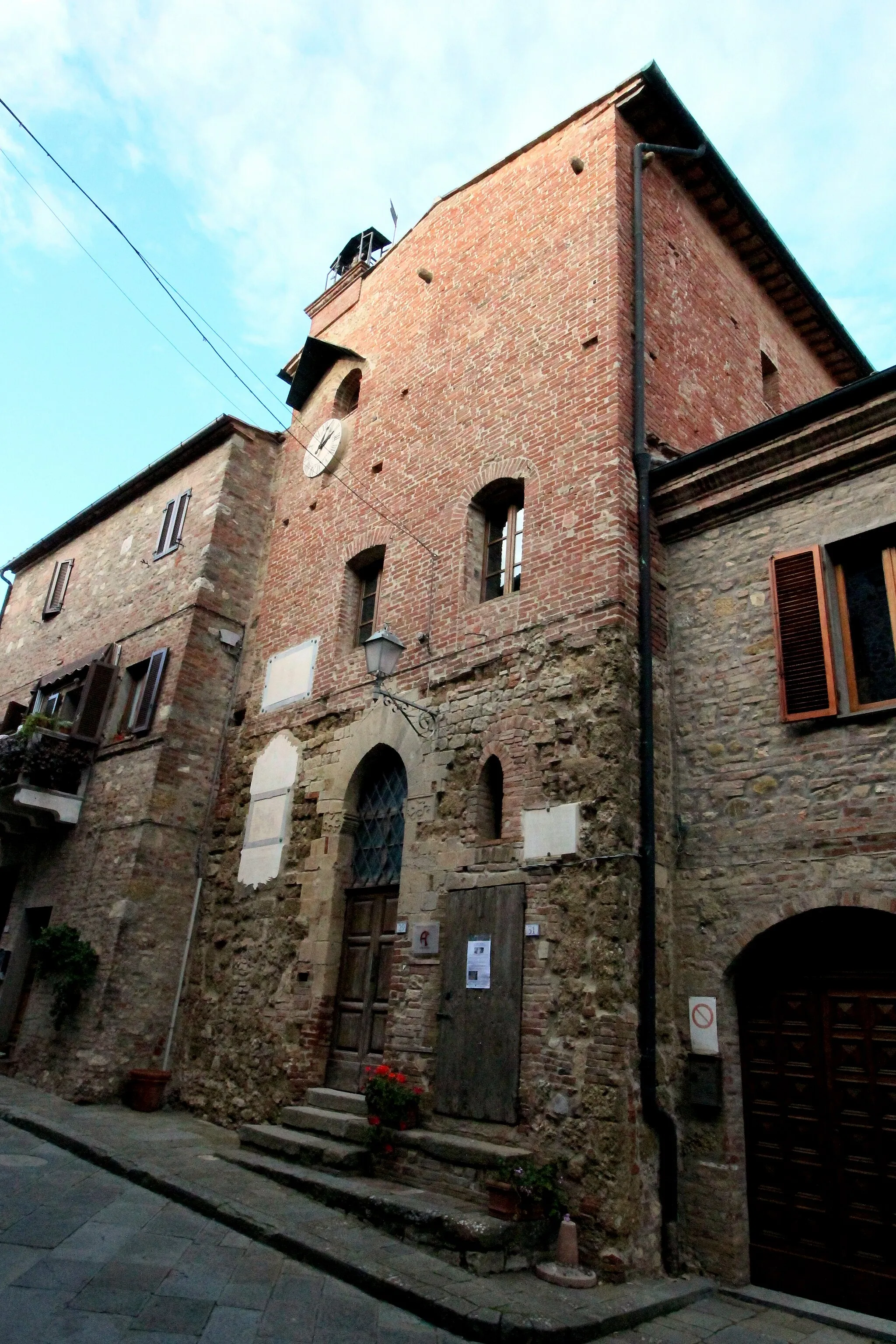 Photo showing: Ex-Palazzo Pubblico in Belforte, hamlet of Radicondoli, Province of Siena, Tuscany, Italy