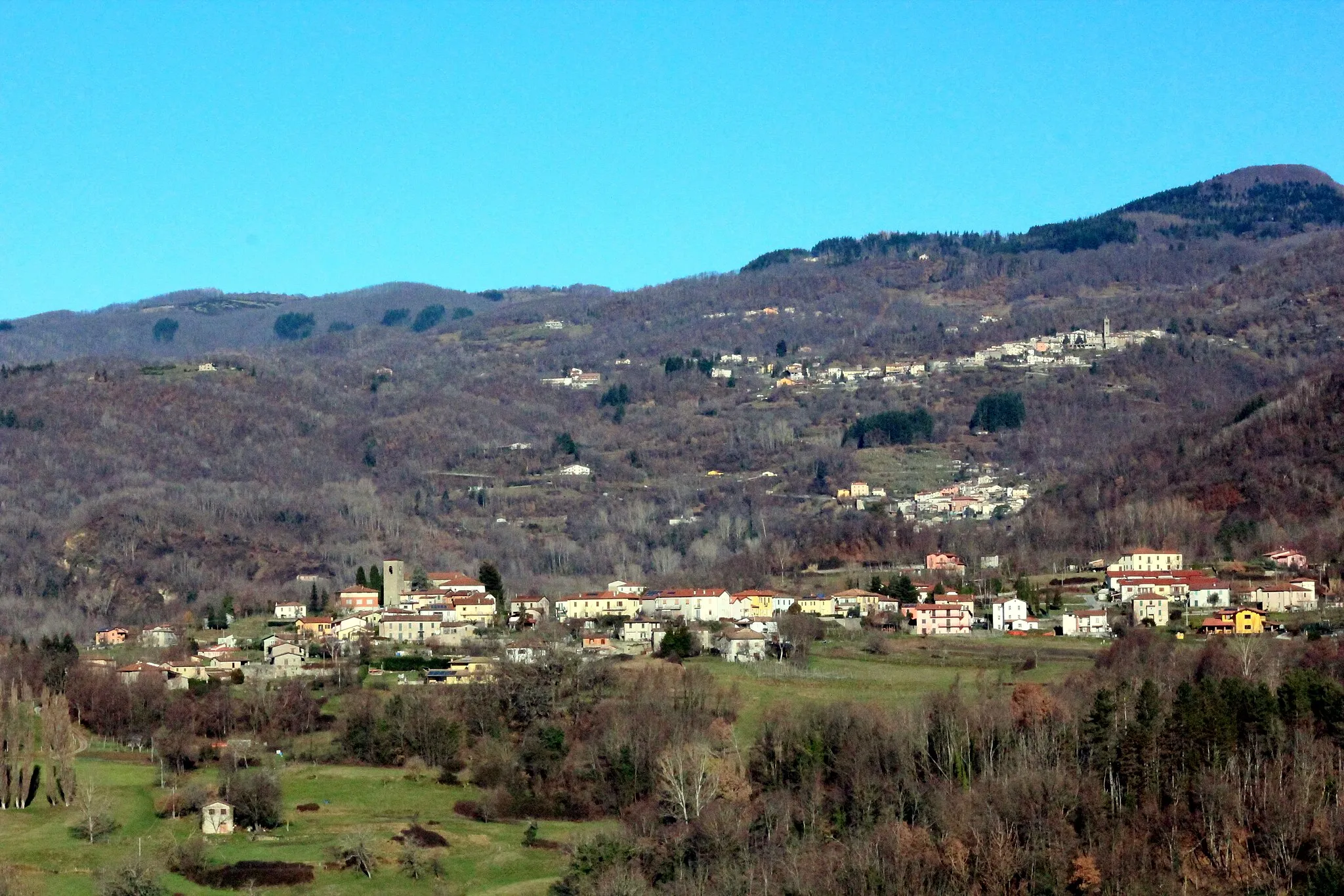 Photo showing: Panorama of Villa Collemandina, above the hamlets Massa and Sassorosso (top), Garfagnana, Province of Lucca, Tuscany, Italy