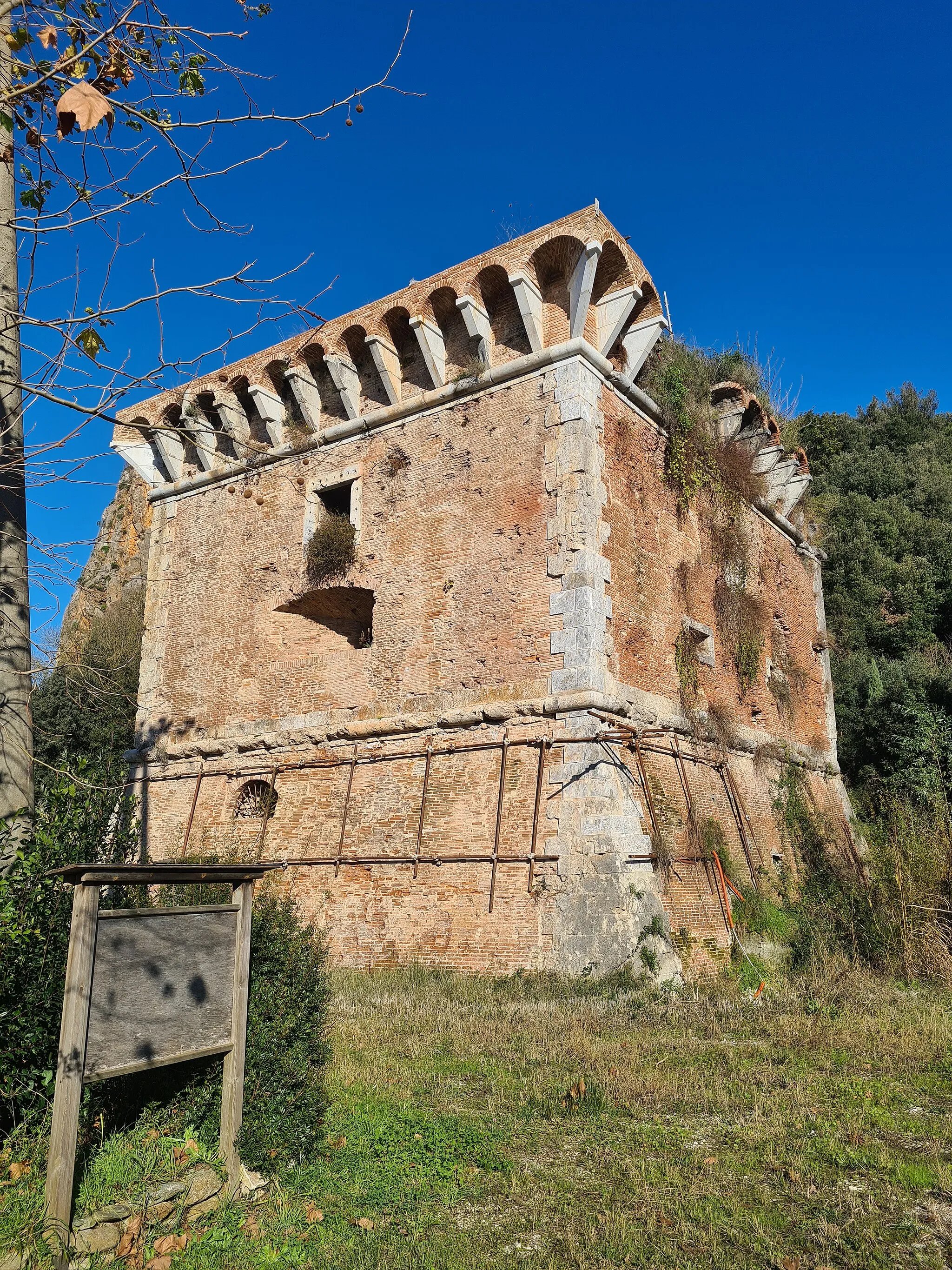 Photo showing: Southern facade of the Tower of Beltrame Gate, also known as the Doe Leap, an old tower from late medieval-early Reinassance times that was militarized to protect the borders between Strettoia (in the Versilia region) and Montignoso.